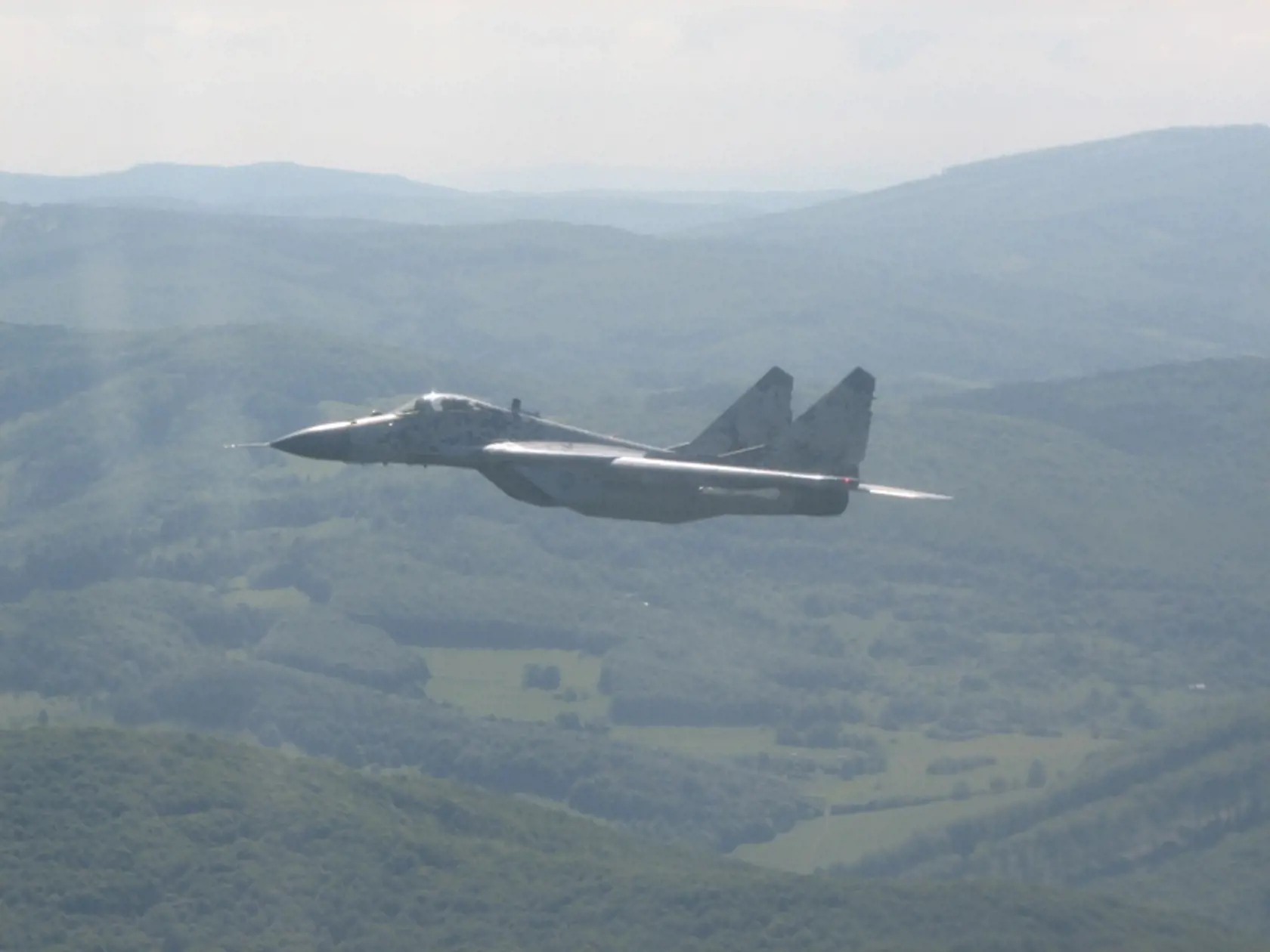 ESKORTA: MiG-29AS
vedľa pravého krídla
vládneho špeciálu.