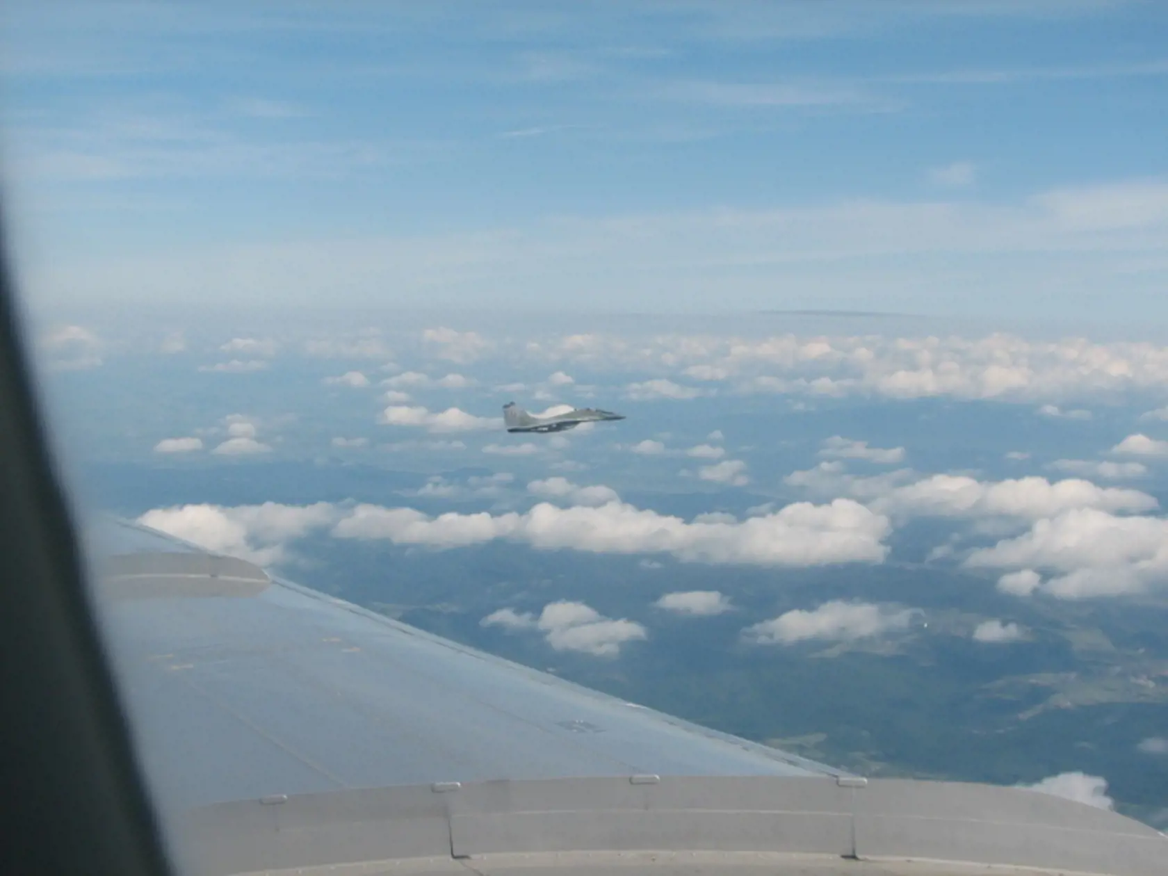 ESKORTA: MiG-29AS
vedľa pravého krídla
vládneho špeciálu.