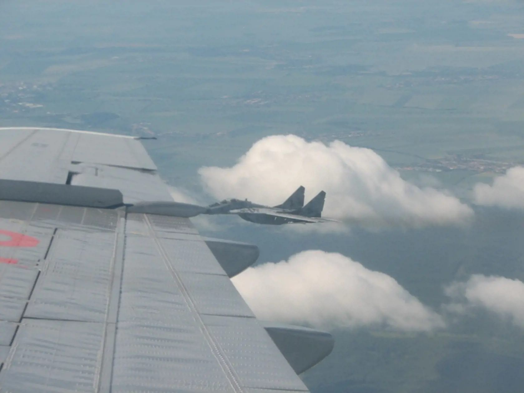 ESKORTA: MiG-29AS
vedľa pravého krídla
vládneho špeciálu.