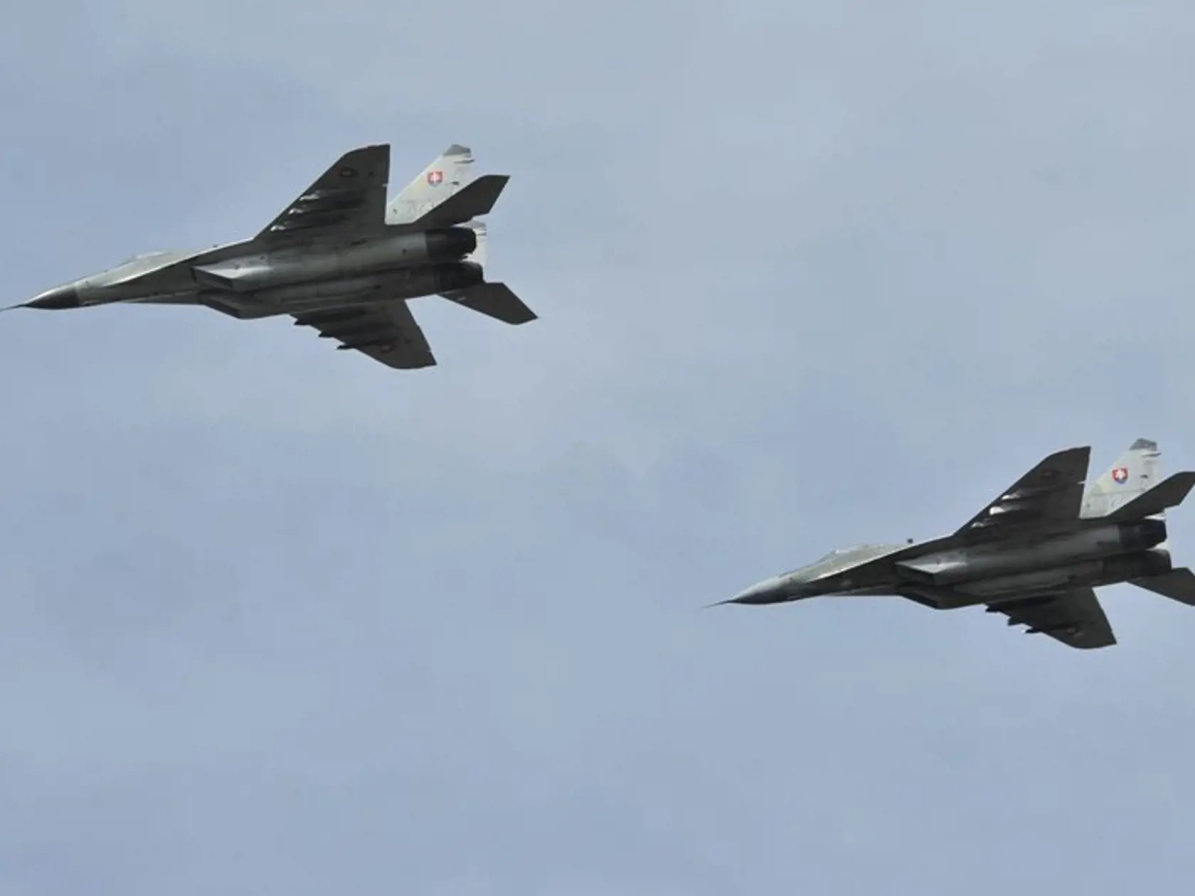 Prelet bojových stíhačiek MIG 29.