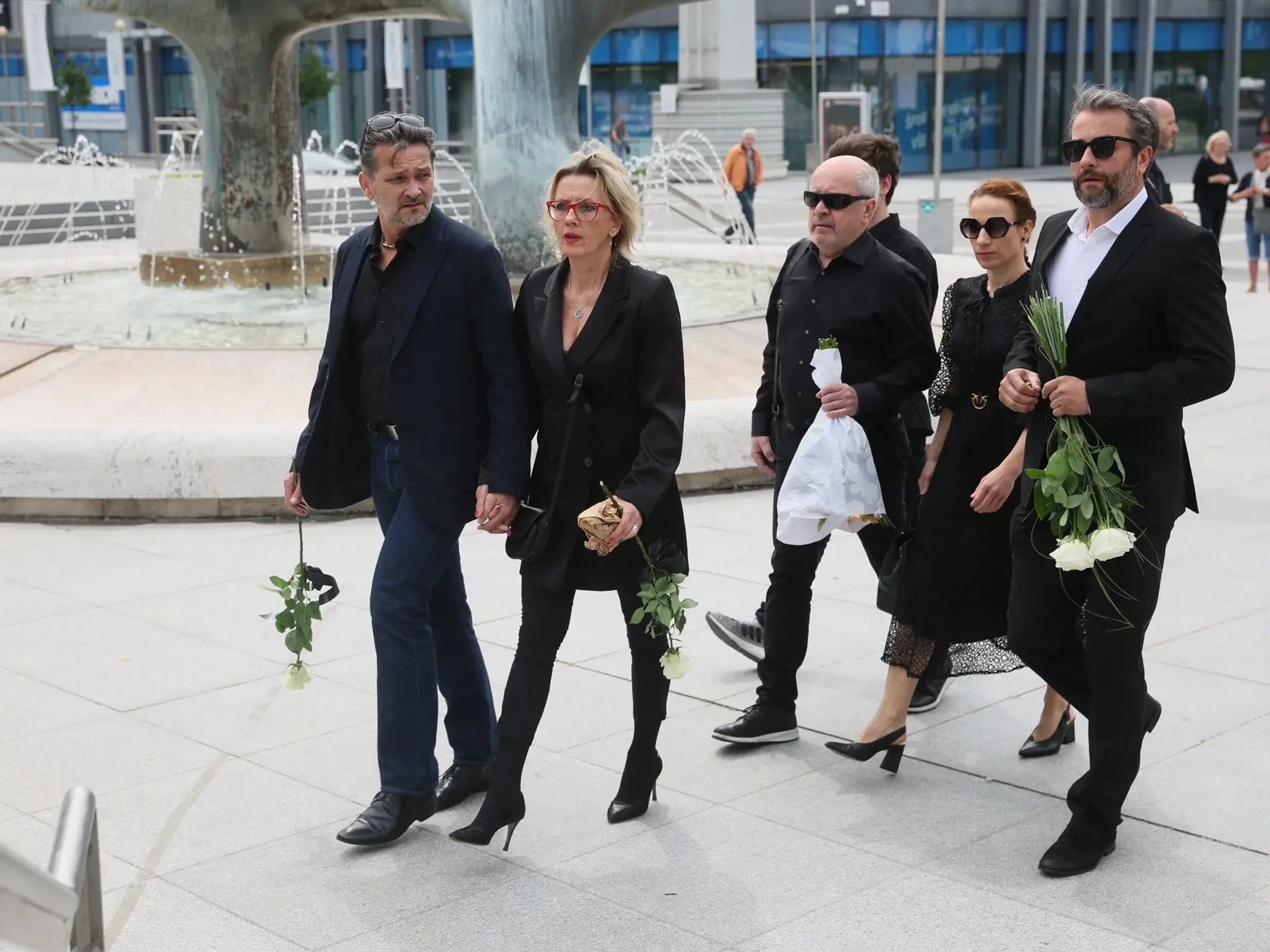 Posledná rozlúčka s Danom Heribanom († 43) v SND. Peter Trník, Matej Landl a Vladimír Kobielsky.