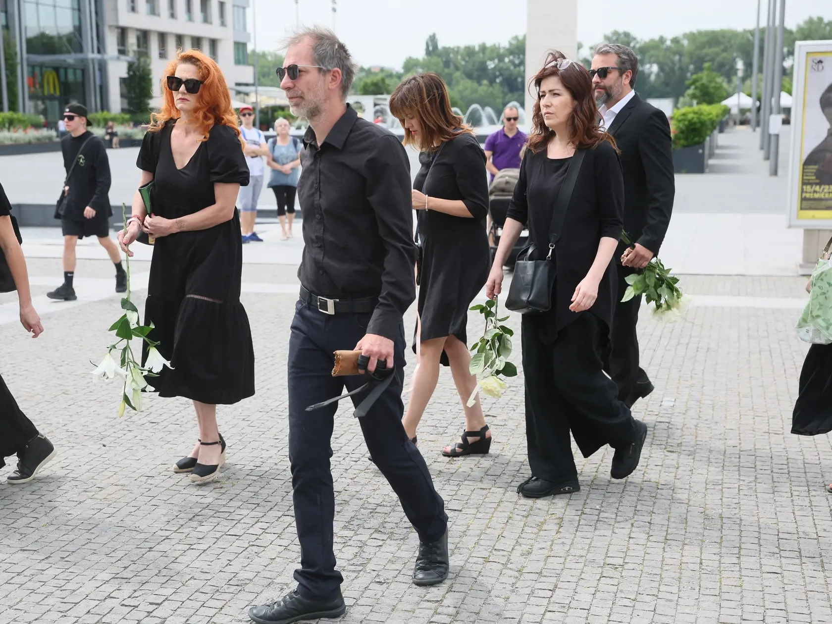 Posledná rozlúčka s Danom Heribanom († 43) v SND. Sestry Norisové a herec Ondrej Kovaľ.