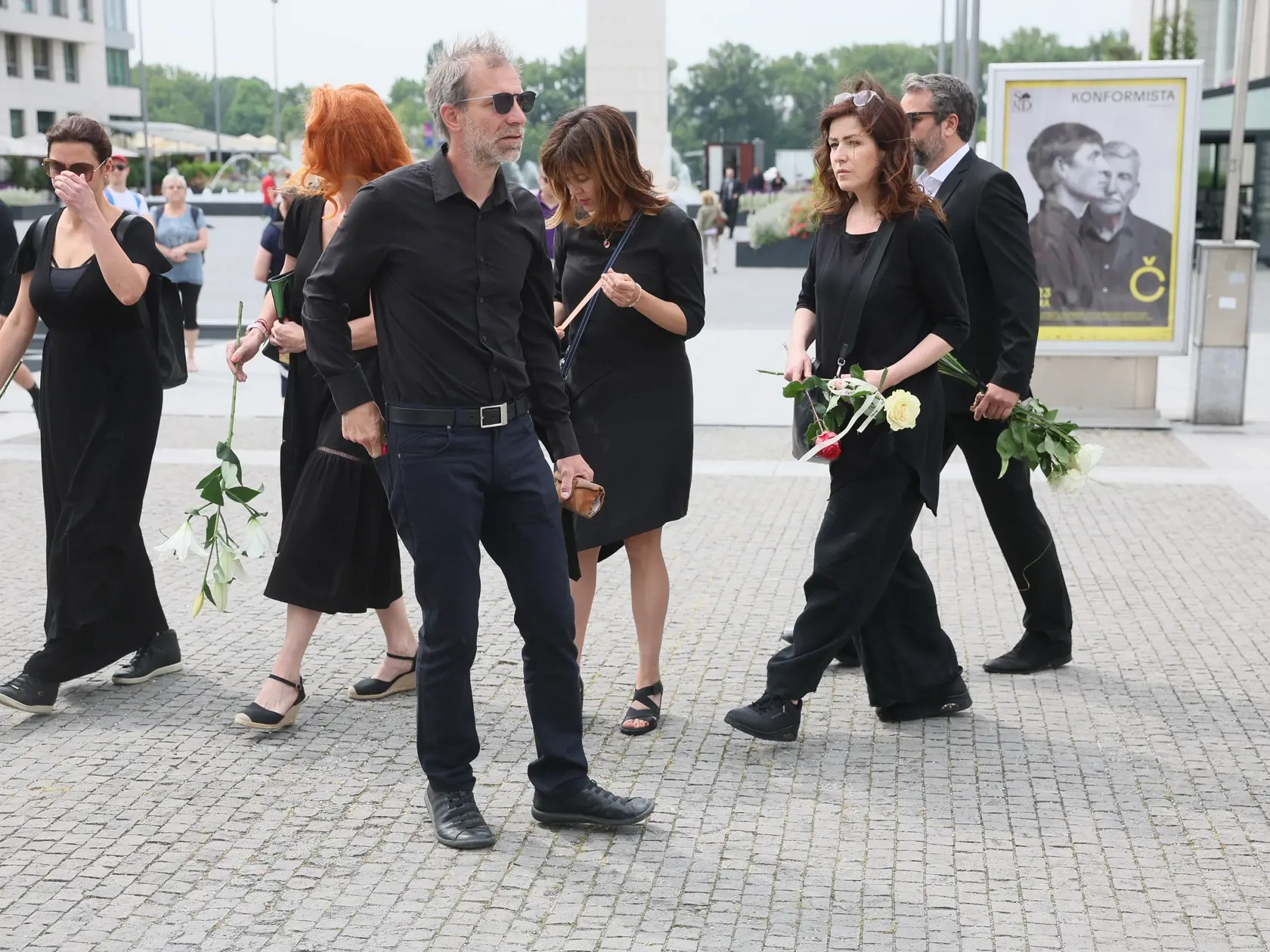 Posledná rozlúčka s Danom Heribanom († 43) v SND. Sestry Norisové a herec Ondrej Kovaľ.