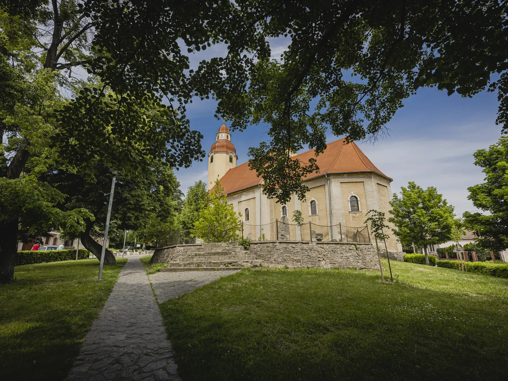 Na snímke Kostol sv. Martina z Tours, miesto poslednej rozlúčky so zosnulým slovenským hercom Danielom Heribanom v obci Suchá nad Parnou.