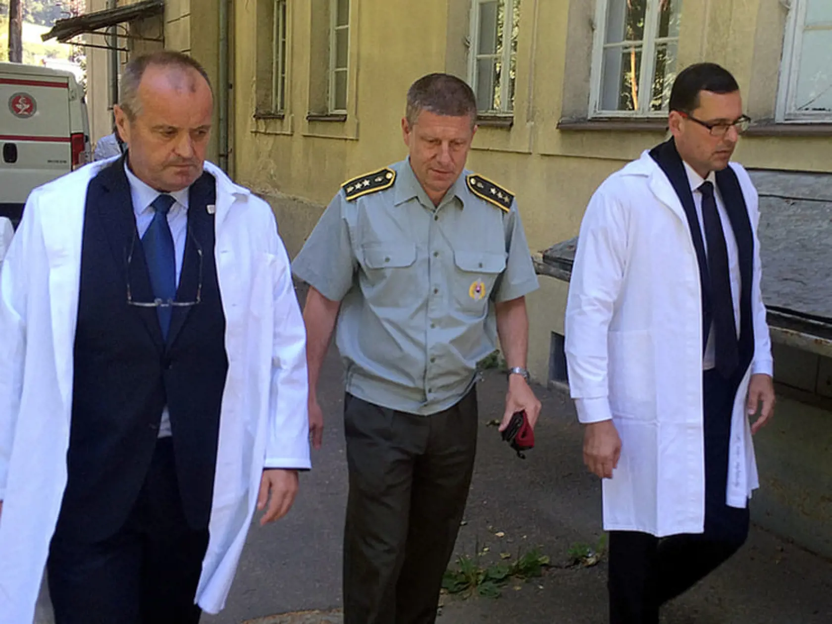 Minister obrany Peter Gajdoš prišiel za vojakmi do nemocnice.