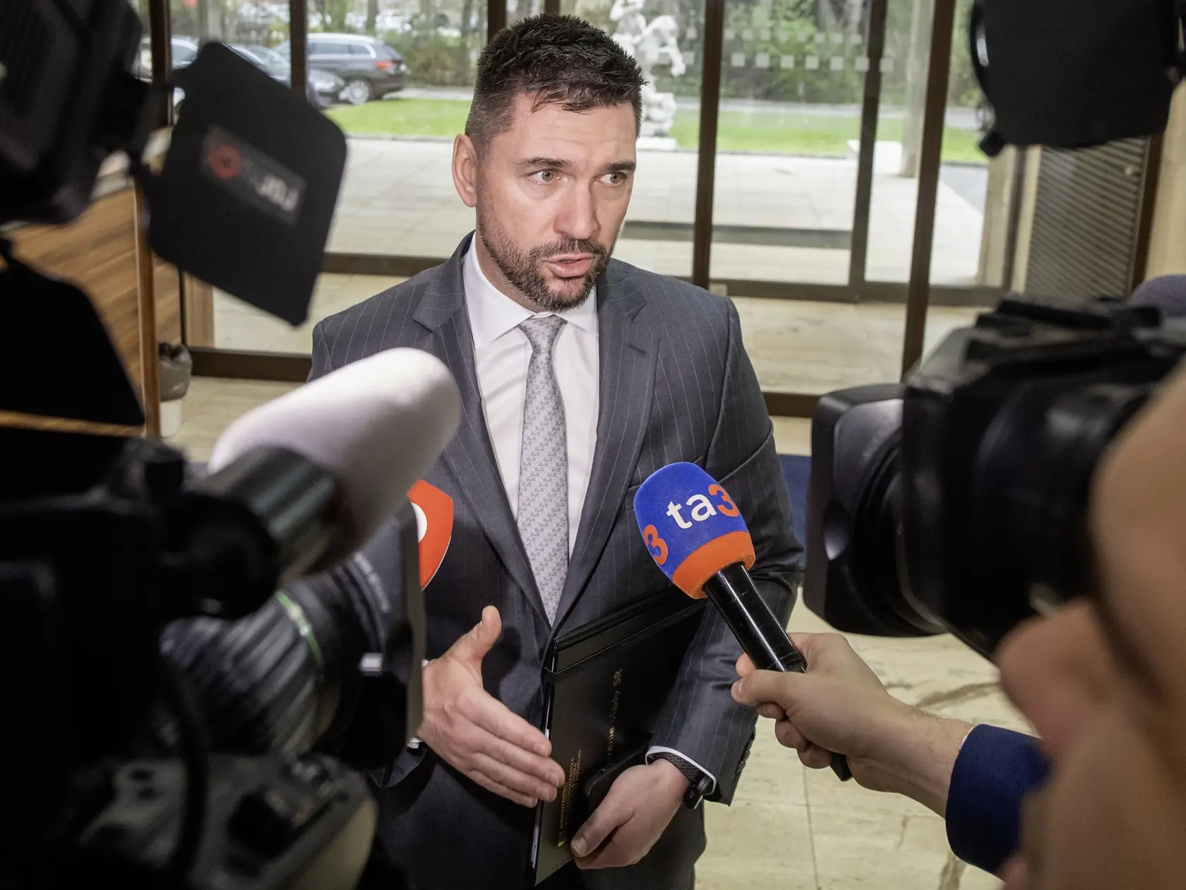 Na snímke minister pôdohospodárstva a rozvoja vidieka SR Richard Takáč (Smer-SD) prichádza na mimoriadnu 84. schôdzu vlády SR 31. marca 2025 v Bratislave. FOTO TASR - Martin Baumann
