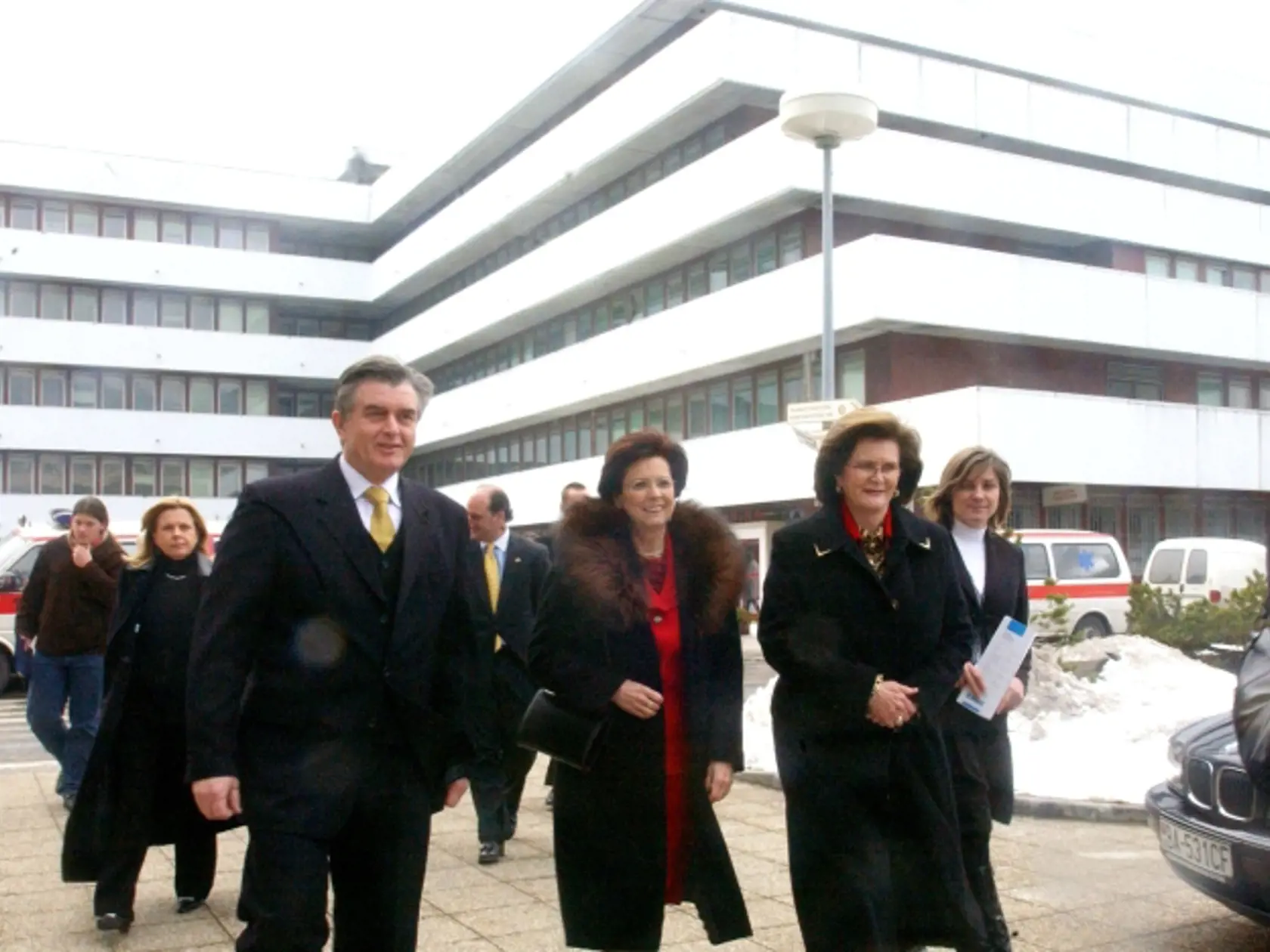 Dar v hodnote šes miliónov korún Národnému onkologickému ústavu (NOÚ) odovzdala 16. marca 2006 v Bratislave   manželka prezidenta SR Silvia Gašparovièová a vdova po bývalom predsedovi Svetového kongresu Slovákov Mimi Danihelová . Ide o špeciálne doplnkové zariadenie k lekárskemu prístroju na zmrazovanie metastáz v peèeni ERBE Cryo C 6, ktorý už v NOÚ používajú. Na sn. S. Gašparovièová (uprostred) a M. Danihelová (vpravo) v areáli ústavu. V¾avo riadite¾ ústavu Tomáš Haško. FOTO TASR - Štefan Puš