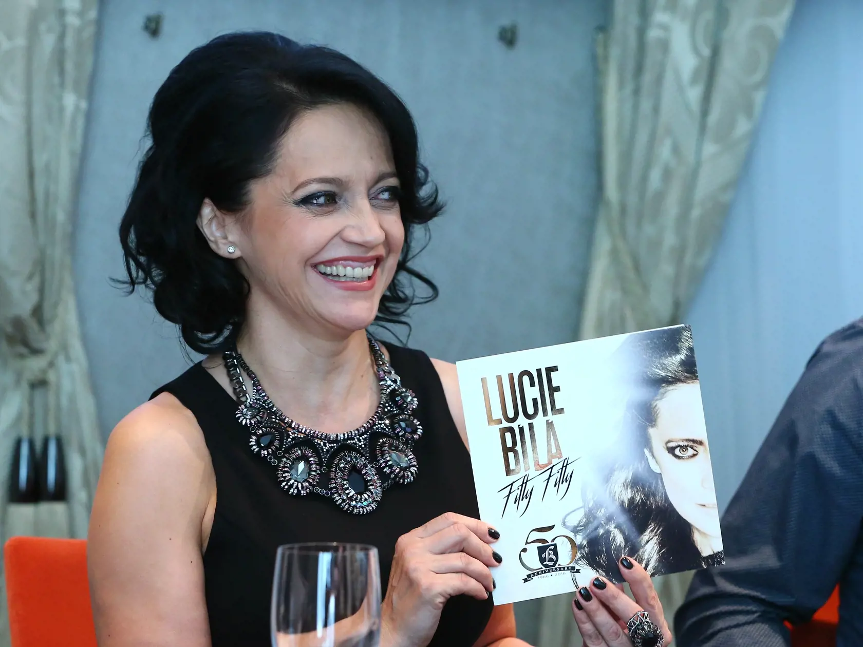 Magazín: Lucie Bílá. Česká speváčka Lucie Bíla prišla do Bratislavy predstaviť svoj nový projekt Fifty- Fifty pri príležitosti blížiacich sa 50 narodenín, na ktorom sa autorsky podielajú aj Jeffo Minařík a Milan Kereš.