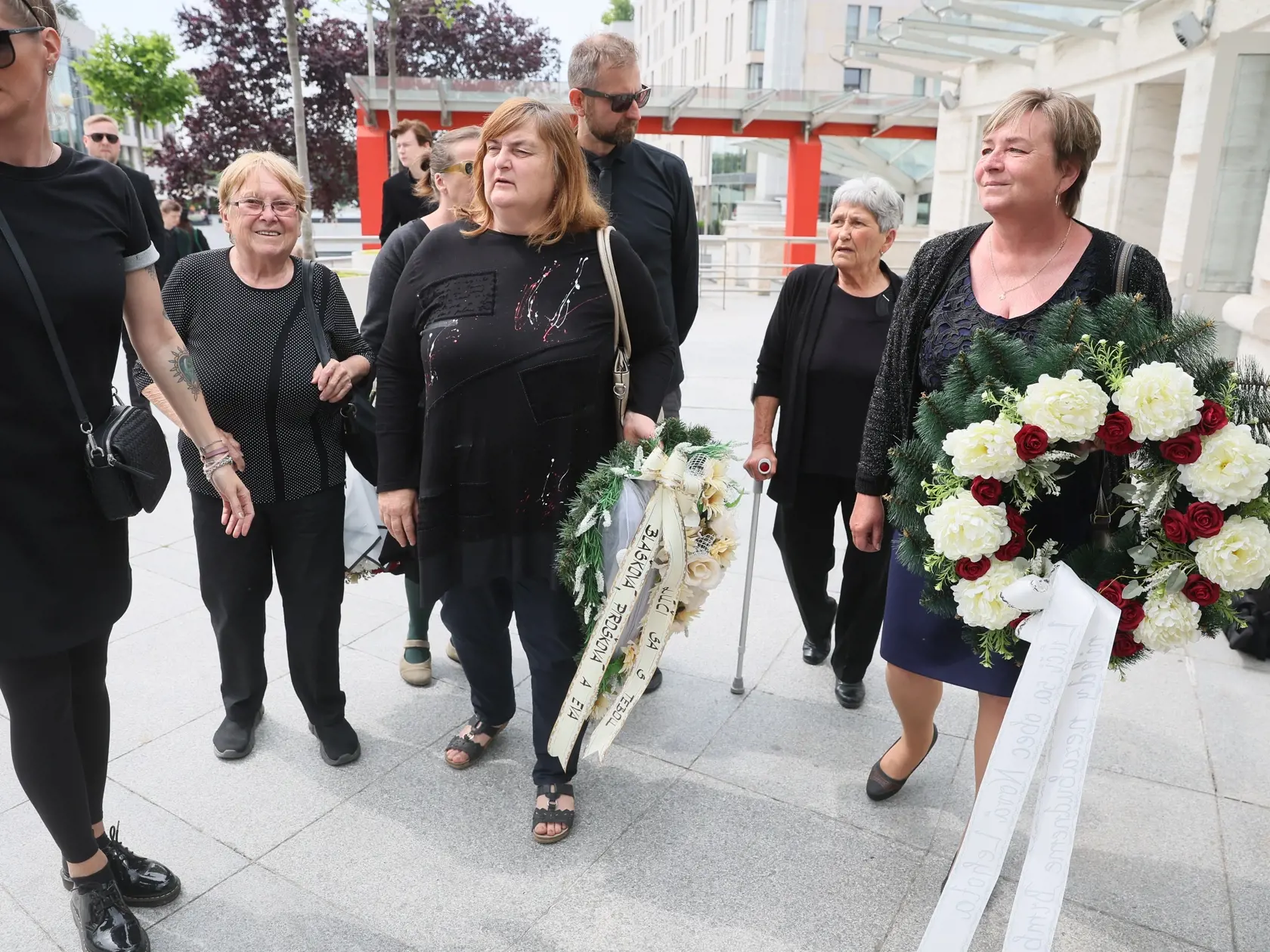 Rozlúčka s Danom Heribanom. Prišli aj tetušky z Hornej Dolnej.