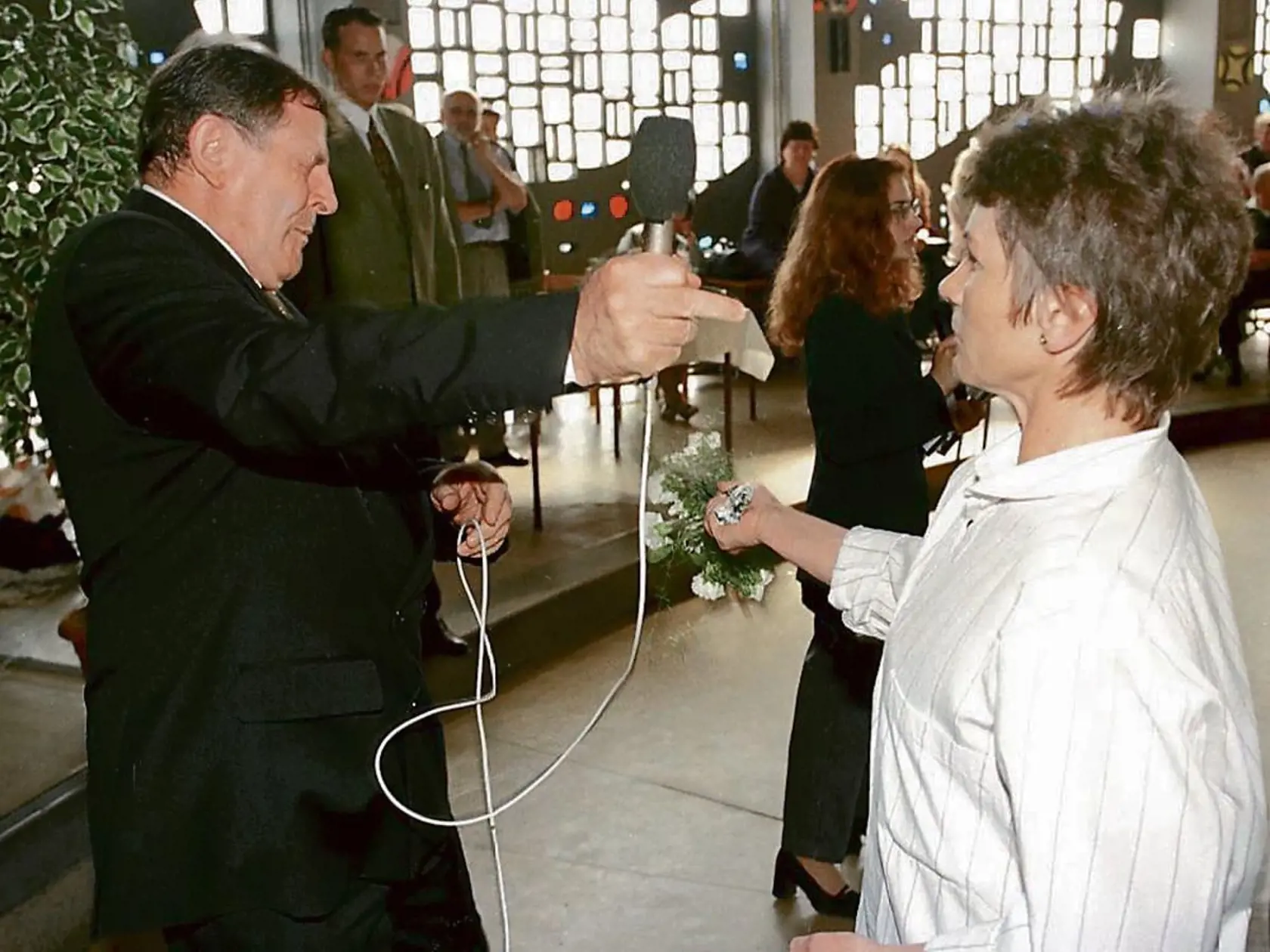 Ikonická fotografia z osláv MDŽ, kedy Anna Remiášová udrela kyticou Vladimíra Mečiara. Vladimír Mečiar je zrejme do vraždy Róberta Remiáša nejako zapletený. Je to však iba špekulácia, každopádne matka Róberta Remiáša si to myslí.