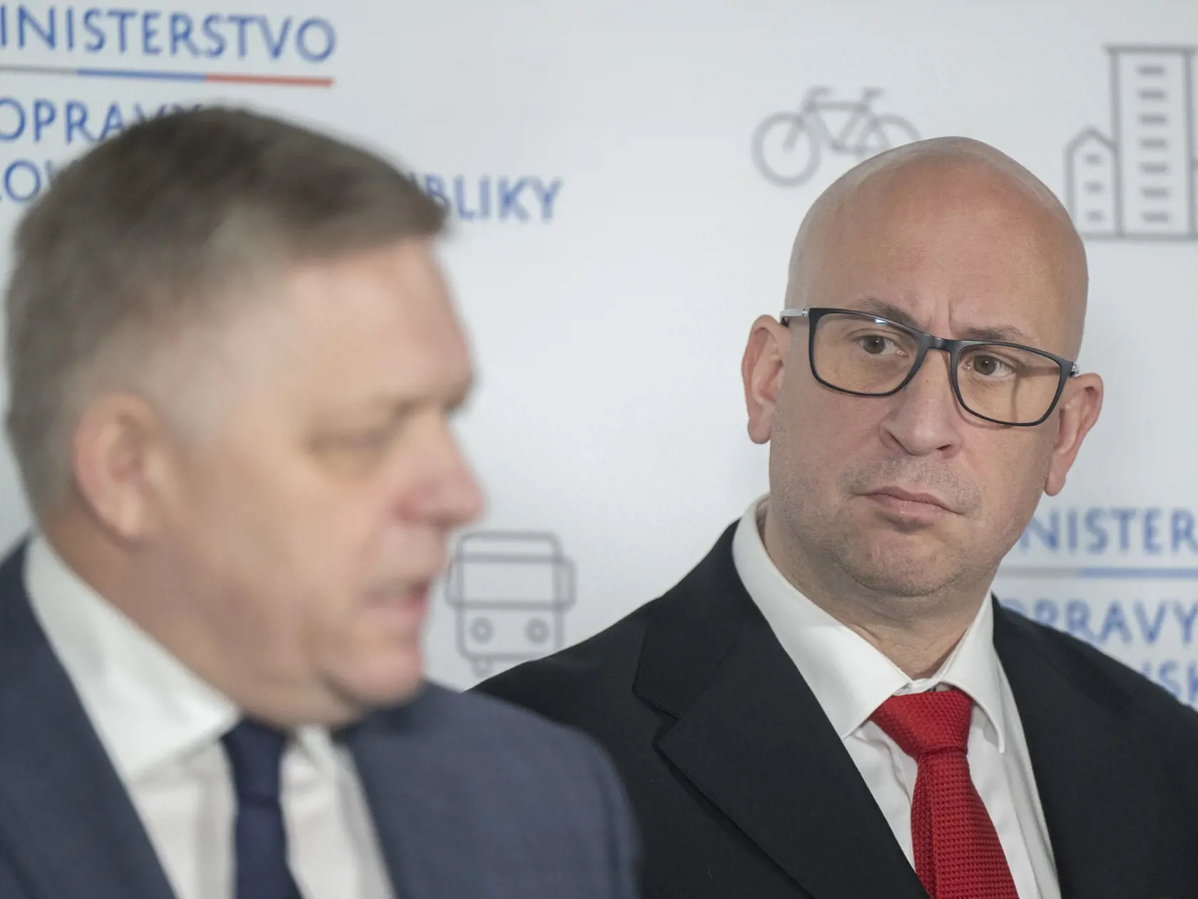 Na snímke vľavo predseda vlády SR Robert Fico (Smer-SD) a vpravo minister dopravy SR Jozef Ráž ml. (nominant Smer-SD) počas tlačovej konferencie na tému "Pekné, kvalitné a cenovo dostupné bývanie" 22. novembra 2024 v Bratislave. FOTO TASR - Martin Baumann