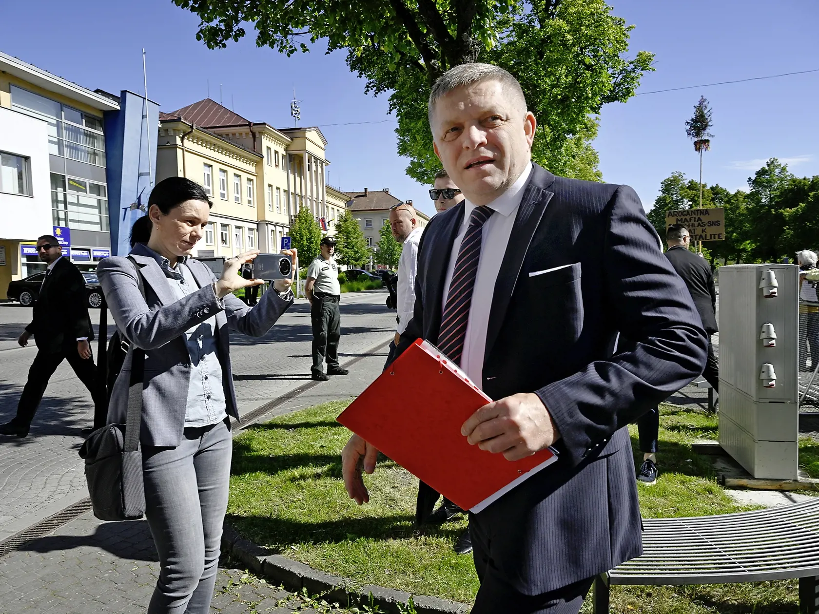 Najväčšia satirická stránka Zomri po atentáte na premiéra prestala vytvárať politický obsah.