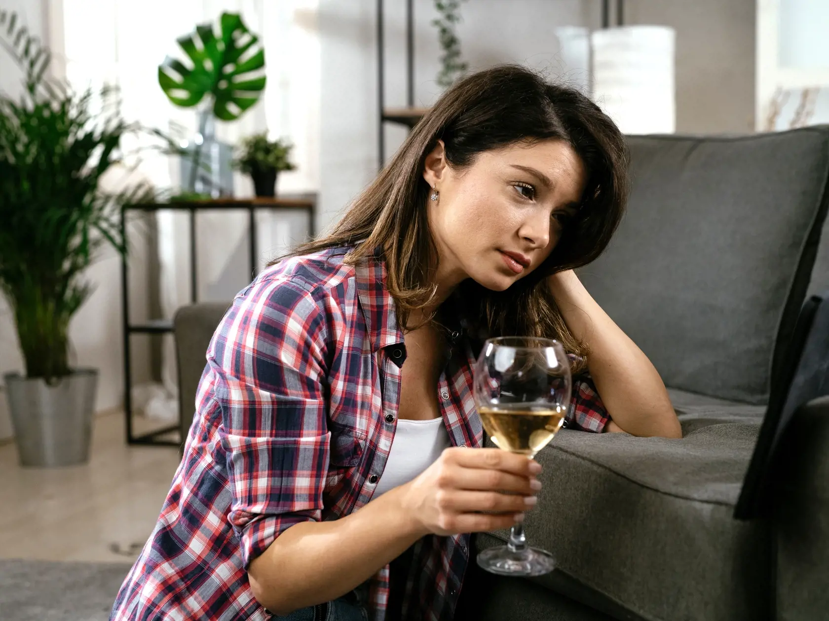Pri práci z domu stres často zapíjame alkoholom, veď nikto nás nevidí
ani nekontroluje.