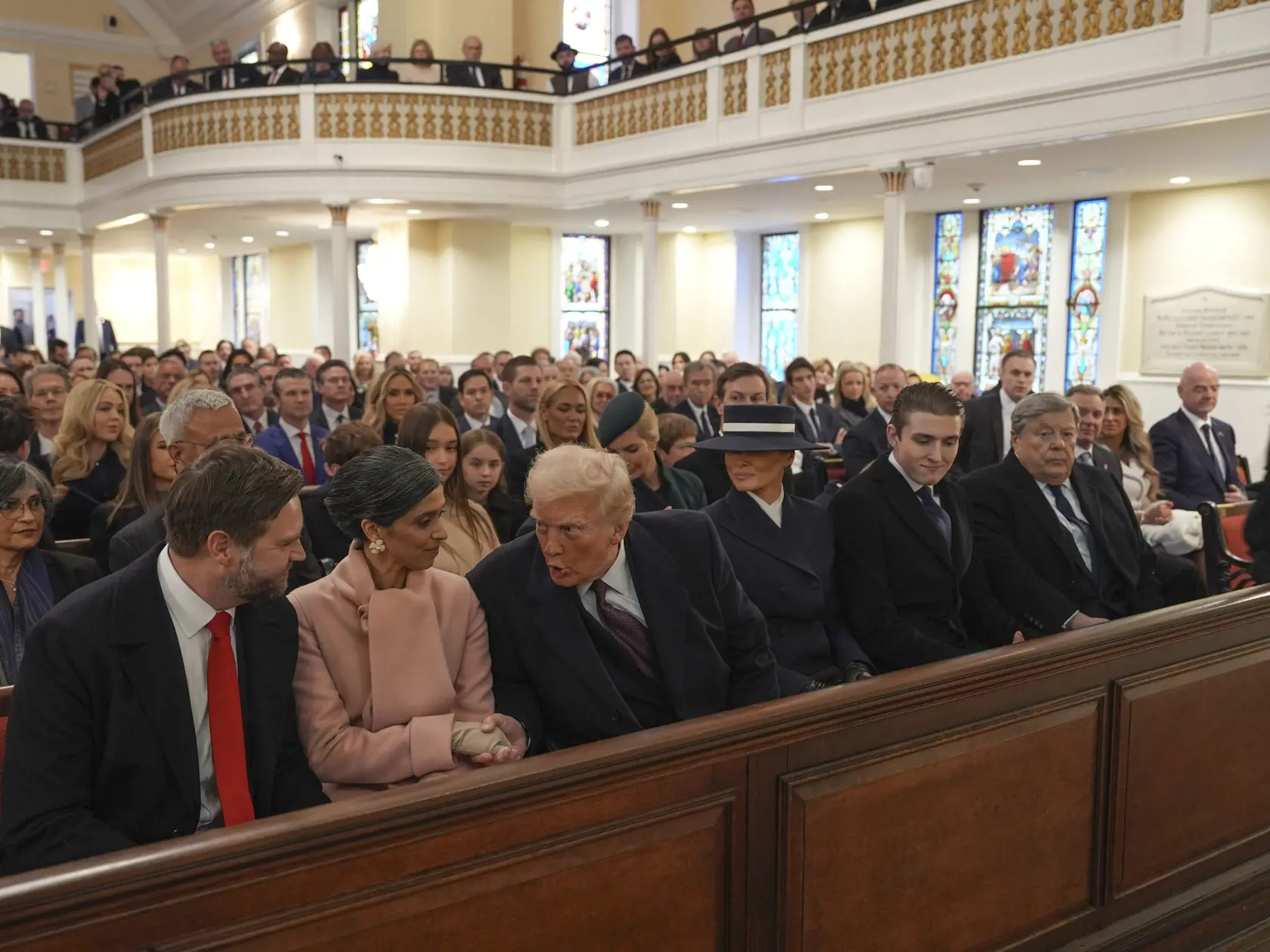 JB 7 Washington - Zvolený americký prezident Donald Trump (uprostred) sa rozpráva so zvoleným americkým viceprezidentom JD Vanceom (vľavo) a jeho manželkou Ushou Vanceovou (druhá zľava) počas bohoslužby v Episkopálnom kostole Sv. Jána neďaleko Bieleho domu vo Washingtone 20. januára 2025 pred jeho dnešnou inauguráciou. FOTO TASR/AP

President-elect Donald Trump talks with Vice President-elect JD Vance and Usha Vance as he arrives for a service at St. John's Church, Monday, Jan. 20, 2025, in Washington, ahead of the 60th Presidential Inauguration. (AP Photo/Evan Vucci)