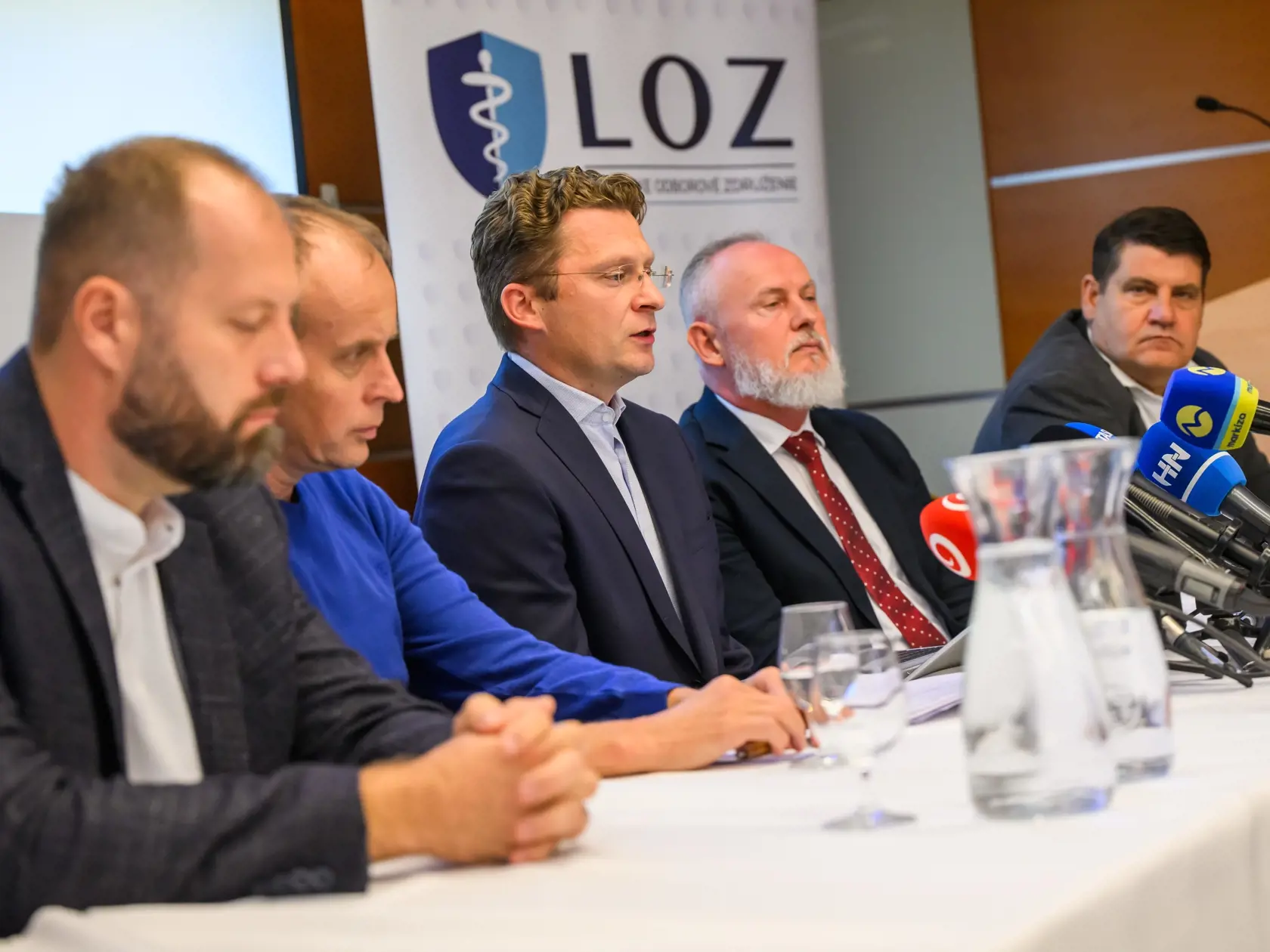 Na snímke zľava podpredseda Lekárskeho Odborového Združenia (LOZ) Miroslav Mendel, anestéziológ Branislav Serva, predseda Lekárskeho odborového združenia (LOZ) Peter Visolajský, podpredseda LOZ Ján Sýkora a podpredseda LOZ UNB Kramáre Zoltán Jány počas tlačovej konferencie Lekárskeho Odborového Združenia (LOZ) na tému Kde ušetriť milióny v zdravotníctve. V Bratislave 30. septembra 2024. FOTO TASR - Jaroslav Novák