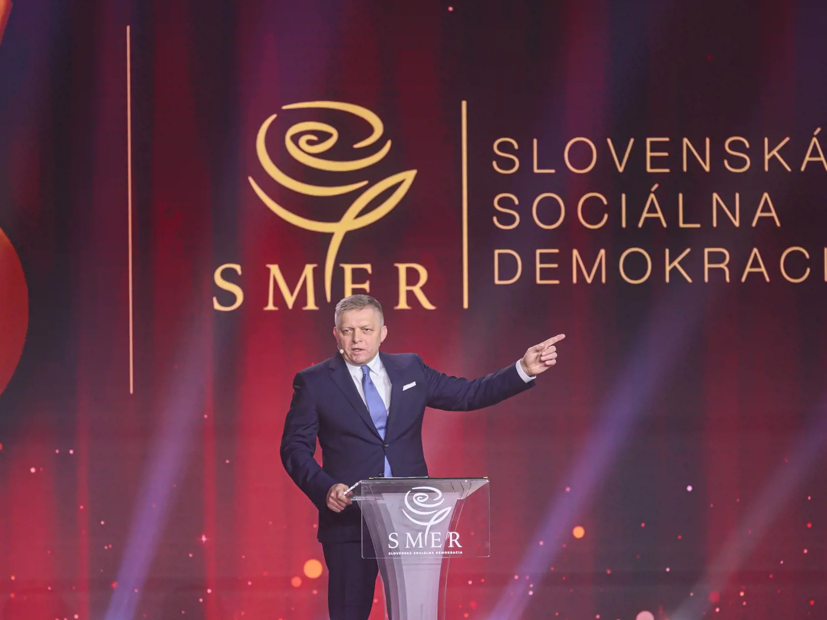 Predseda strany Smer-SD a premiér SR Robert Fico vystupuje s príhovorom na slávnostnom sneme politickej strany Smer-sociálna demokracia (SD) pri príležitosti 25. výročia svojho vzniku v priestoroch výstaviska v bratislavskej Petržalke v nedeľu 17. novembra 2024. Na sneme sa zišlo približne 1560 hostí. Okrem vedenia strany, poslancov Národnej rady SR a europoslancov za Smer-SD prišli aj viacerí členovia vlády.  Prítomný bol tiež líder SNS Andrej Danko, predseda Hlasu-SD Matúš Šutaj Eštok, ako aj podpredseda parlamentu poverený jeho vedením Peter Žiga (Hlas-SD). Medzi hosťami bol aj exprezident Ivan Gašparovič.