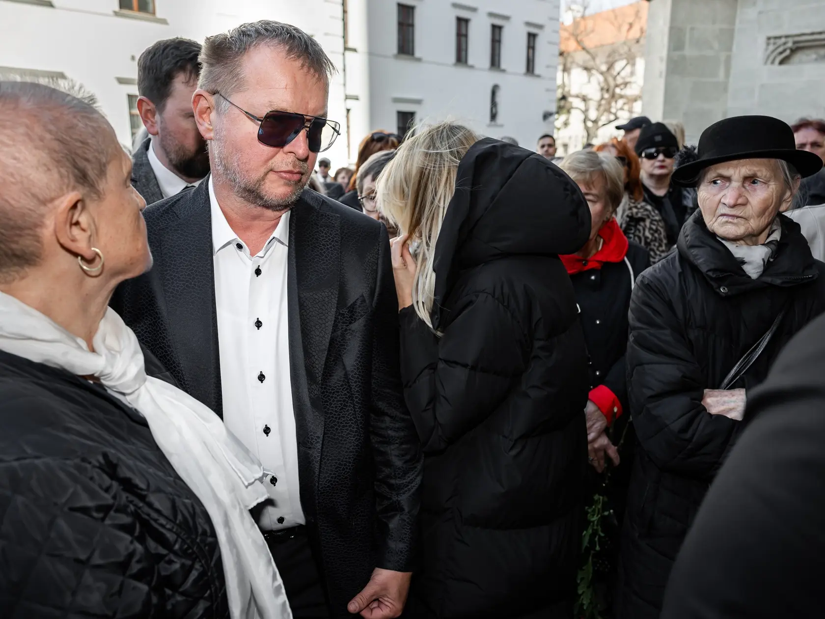 Posledná rozlúčka s hercom Štefanom Kvietikom za účasti rodiny aj verejnosti v Katedrále sv. Martina v Bratislave. Na snímke Karol Ruman.