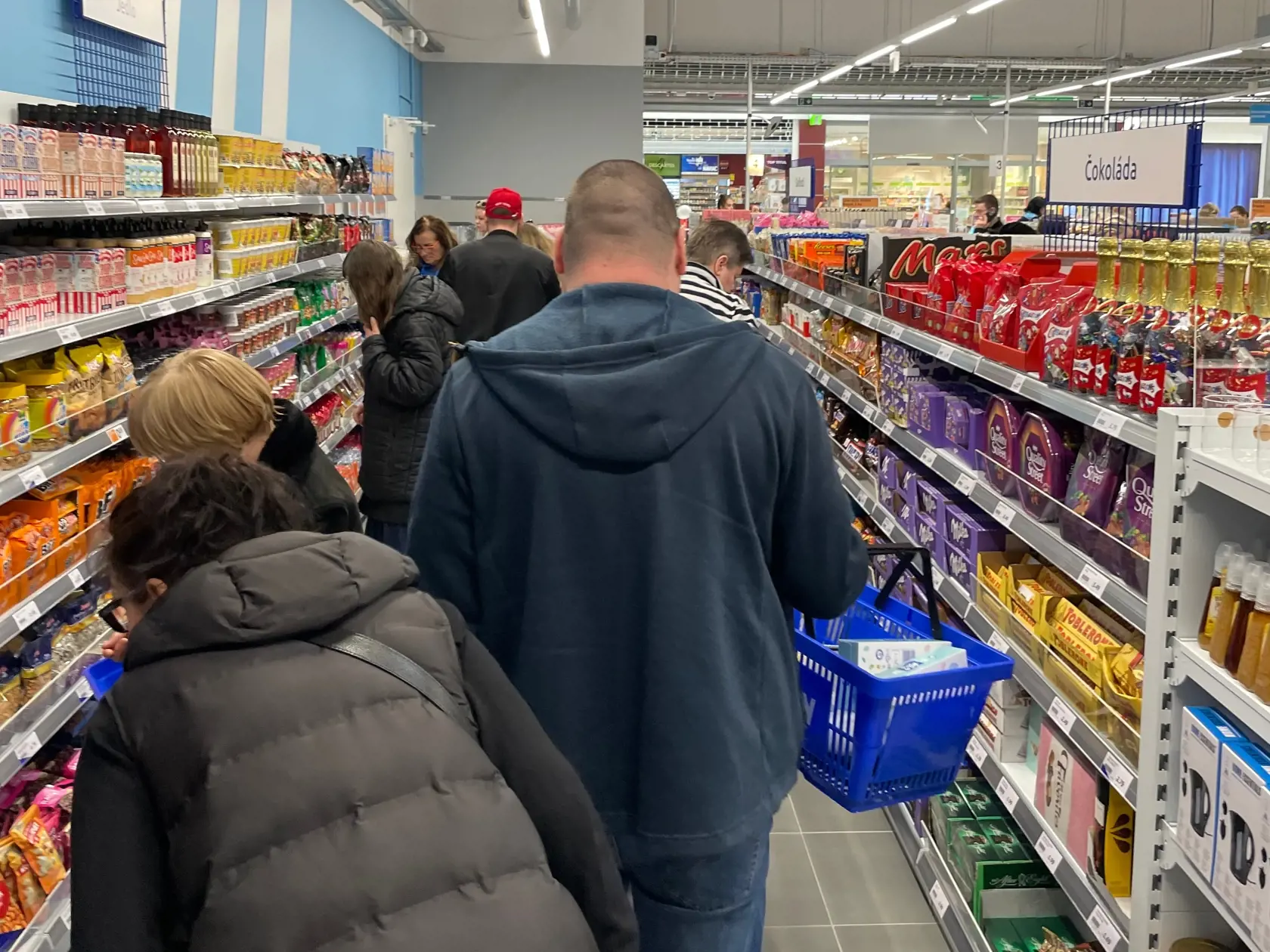 Najviac ľudí zamierilo práve k lacným keksíkom a čokoládam.