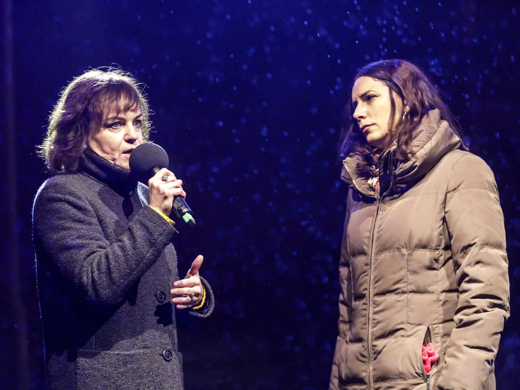 Zľava riaditeľka Nadácie Zastavme korupciu Zuzana Petková a herečka, speváčka a aktivistka Dorota Nvotová počas protestu za zmenu paragrafu 363 na Námestí SNP v Bratislave v piatok 9. decembra 2022. Protest zorganizovala iniciatíva Dokončime to. Podporila ho aj Nadácia Zastavme korupciu a Via Iuris. 