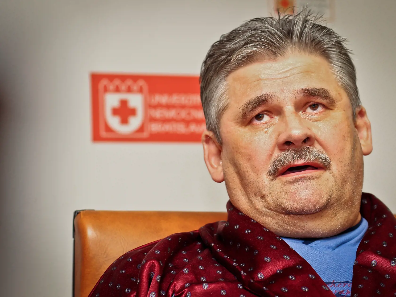 Na snimke minister prace, socialnych veci a rodiny Jan Richter pocas prvej tlacovej konferencie po svojej dopravnej nehode, ktora sa uskutocnila v priestoroch Univerzitnej nemocnice Bratislava.
