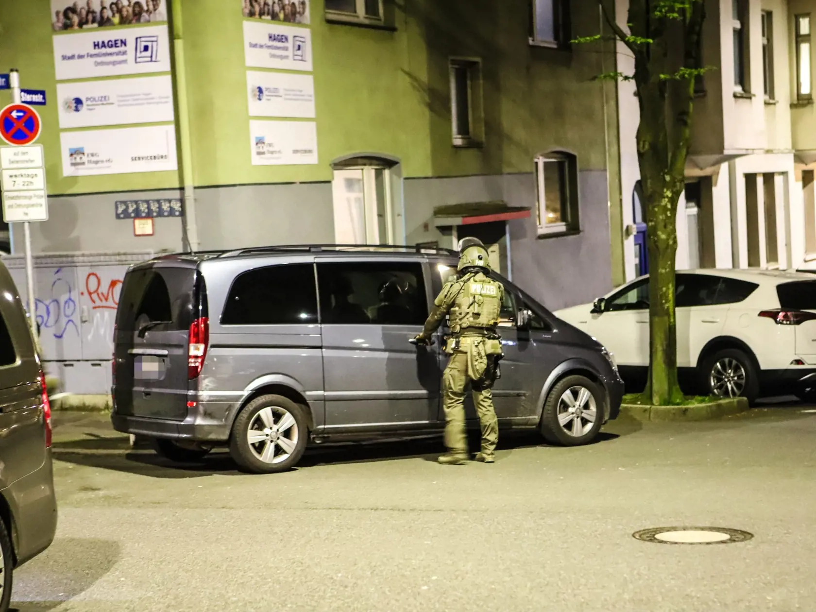 Policajt stojí pri policajnej dodávke počas rozsiahlej razie proti talianskej mafii Ndrangheta v meste Hagen, spolkovej krajine Severné Porýnie-Vestfálsko na západe Nemecka.