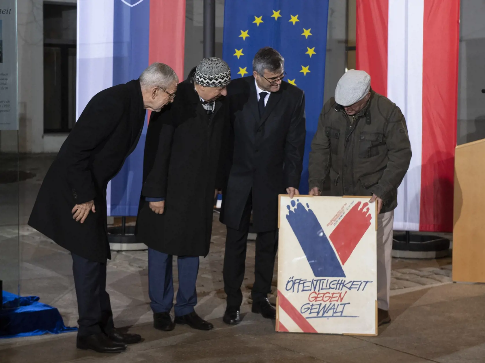 Na snímke zľava  spolkový prezident Rakúskej republiky Alexander Van der Bellen, vedúci sosobnosti Nežnej revolúcie Ján Budaj, veľvyslanec SR v Rakúsku Peter Mišík pri znaku Verejnosti proti násiliu v nemčine počas slávnostného odhalenia pamätnej tabule pri príležitosti 30. výročia pochodu slobody z Bratislavy do Hainburgu na podujatí "Ahoj, Európa".