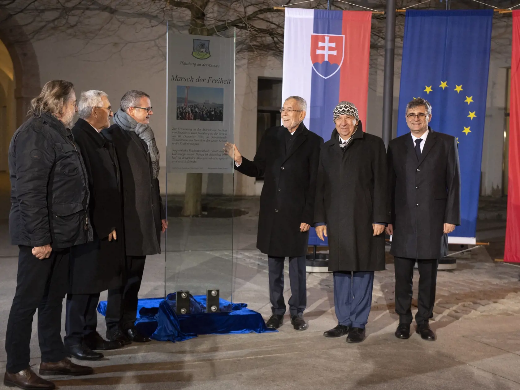 Na snímke zľava spoluzakladatelia Verejnosti proti násiliu a spoluautori projektu Pochodu slobody Ladislav Snopko a Martin Bútora, starosta Hainburgu an der Donau Helmut Schmid, spolkový prezident Rakúskej republiky Alexander Van der Bellen, vedúci sosobnosti Nežnej revolúcie Ján Budaj, veľvyslanec SR v Rakúsku Peter Mišík počas slávnostného odhalenia pamätnej tabule pri príležitosti 30. výročia pochodu slobody z Bratislavy do Hainburgu na podujatí "Ahoj, Európa".