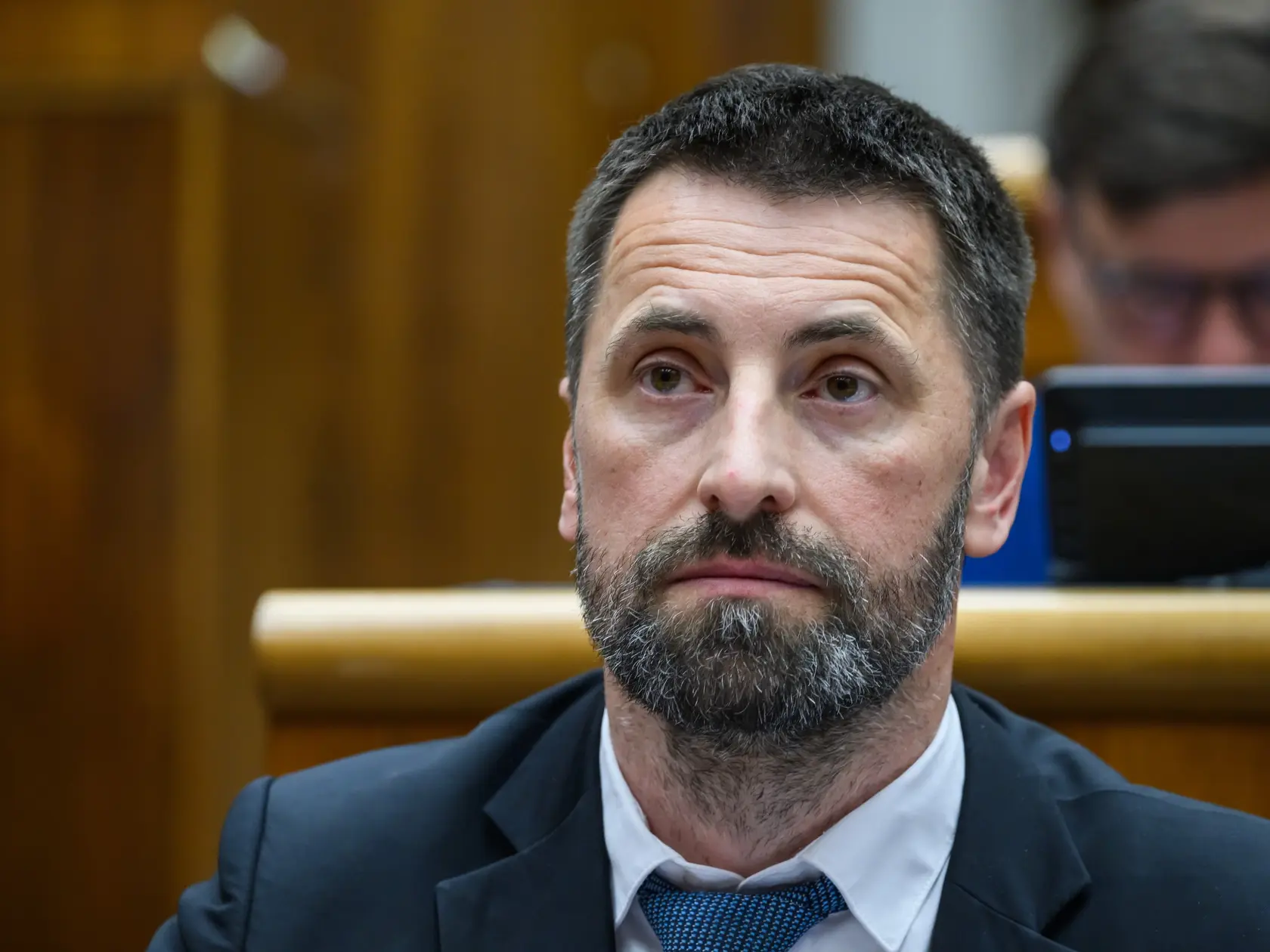 Parlament presunul na ďalšiu riadnu schôdzu opozičný návrh na vyslovenie nedôvery vláde, ako aj návrhy na odvolanie ministrov. Takisto poslanci odobrili, aby Národná rada (NR) SR rokovala počas aktuálnej schôdze aj v pondelok (14. 4.), hoci pondelky zvyčajne nie sú rokovacím dňom. Rozhodli o tom vo štvrtkovom hlasovaní.