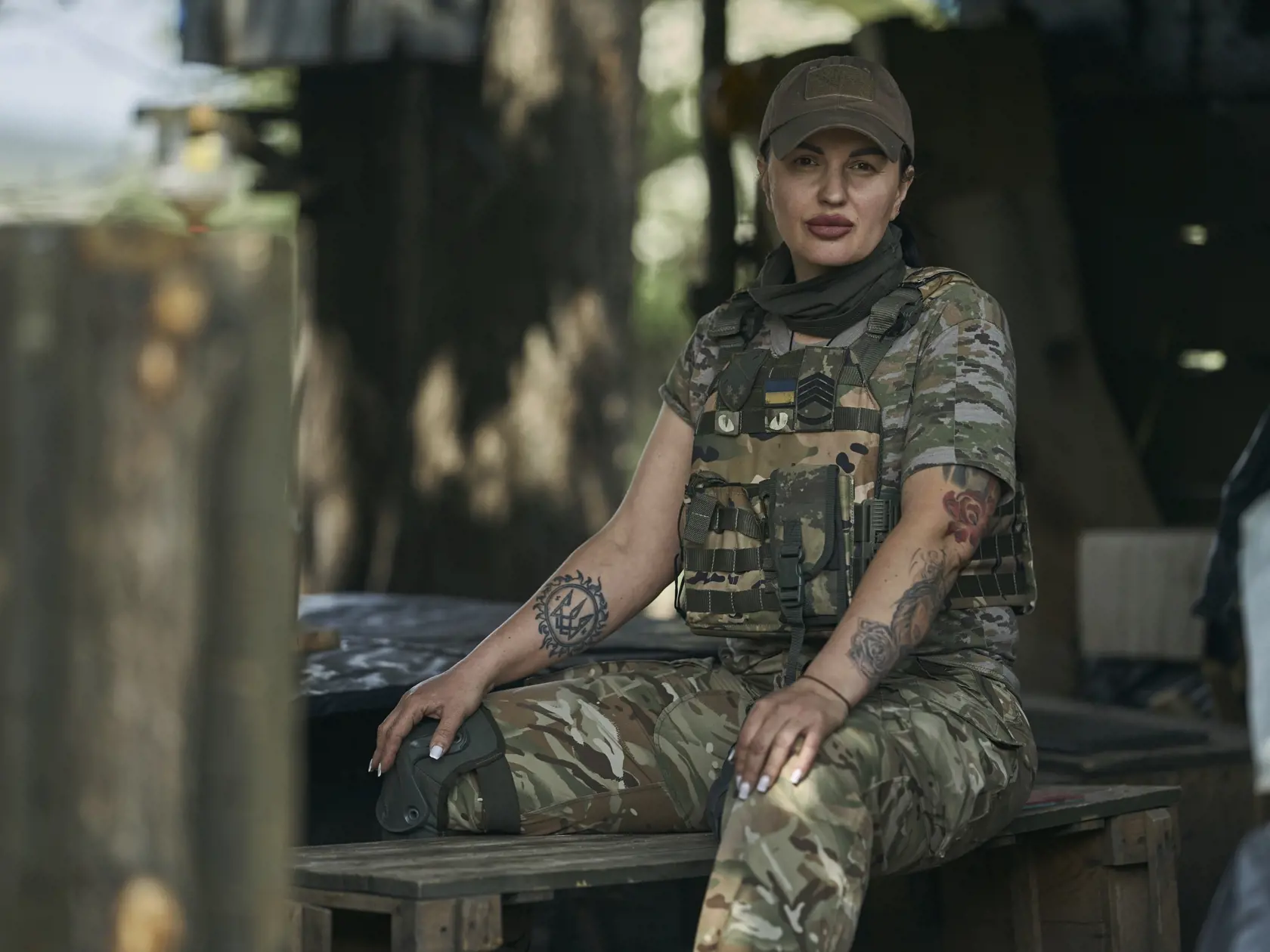 Ukrajinská vojačka sa pozerá neďaleko mesta Bachmut v Doneckej oblasti na východe Ukrajiny.