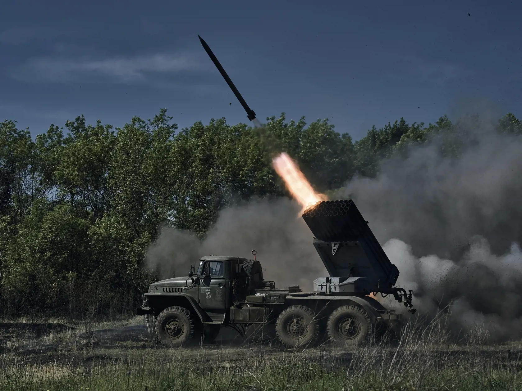 Raketomet Grad ukrajinskej armády odpaľuje rakety na ruské pozície na fronte pri Bachmute na Ukrajine.