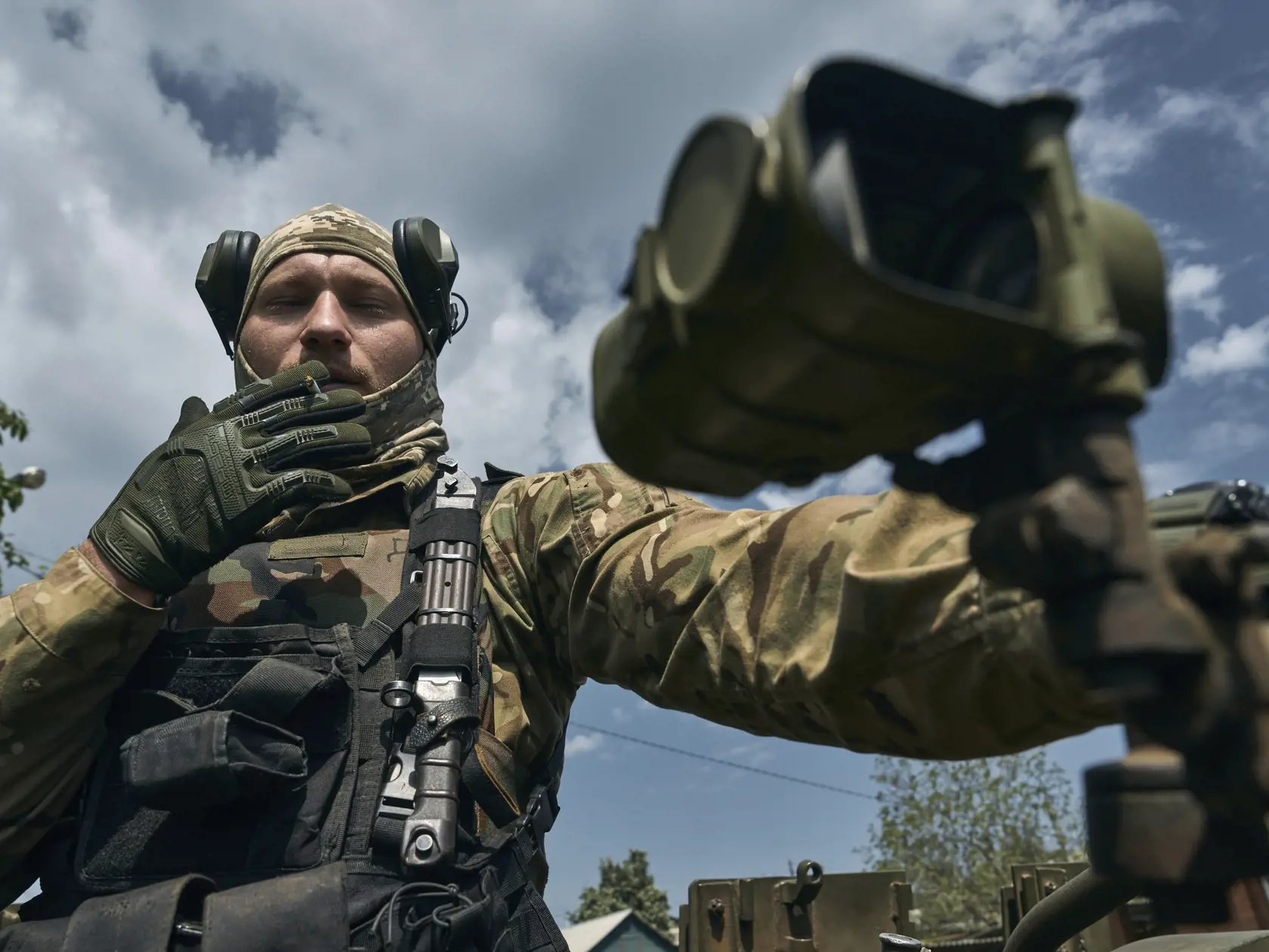 Ukrajinský vojak počas bojov  proti ruskej armáde neďaleko mesta Bachmut v Doneckej oblasti na východe krajiny v pondelok 15. mája 2023.