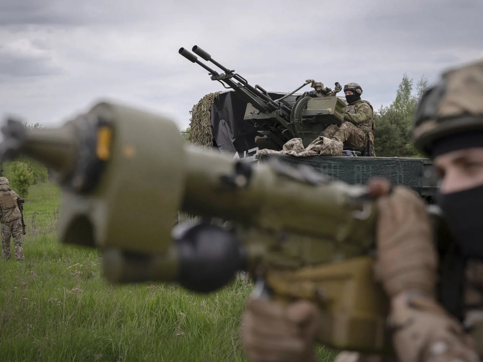 Na archívnej snímke príslušníci ukrajinskej jednotky protivzdušnej obrany počas bojov proti ruskej armáde neďaleko Kyjeva.  Silné explózie rakiet protivzdušnej obrany otriasli v noci na utorok ukrajinskou metropolou Kyjev, informuje TASR na základe správy agentúry DPA.
Trosky rakiet dopadli na pozemok kyjevskej zoologickej záhrady, uviedol v utorok starosta ukrajinského hlavného mesta Vitalij Kličko.
