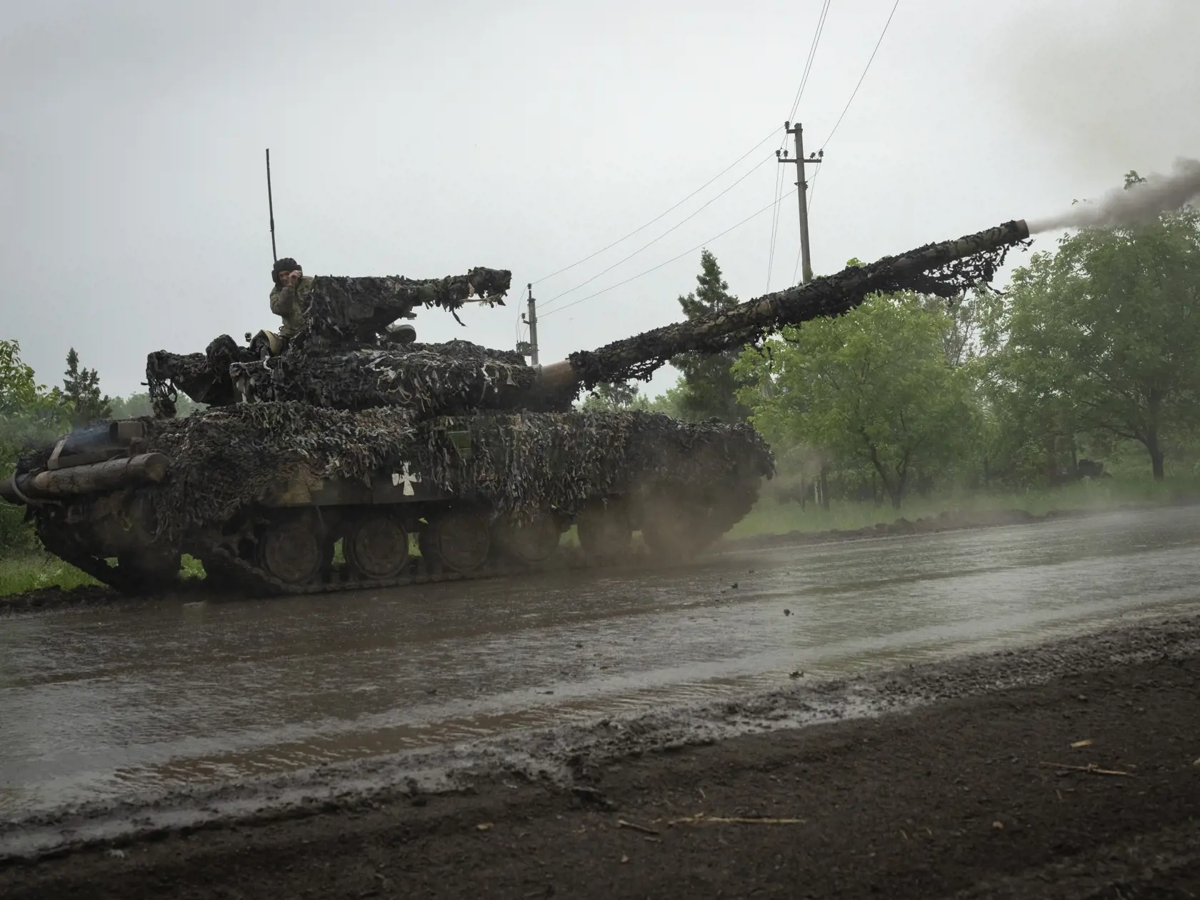 Ukrajinský tank strieľa na ruské pozície na frontovej línii pri Bachmute na Ukrajine 23. mája 2023.