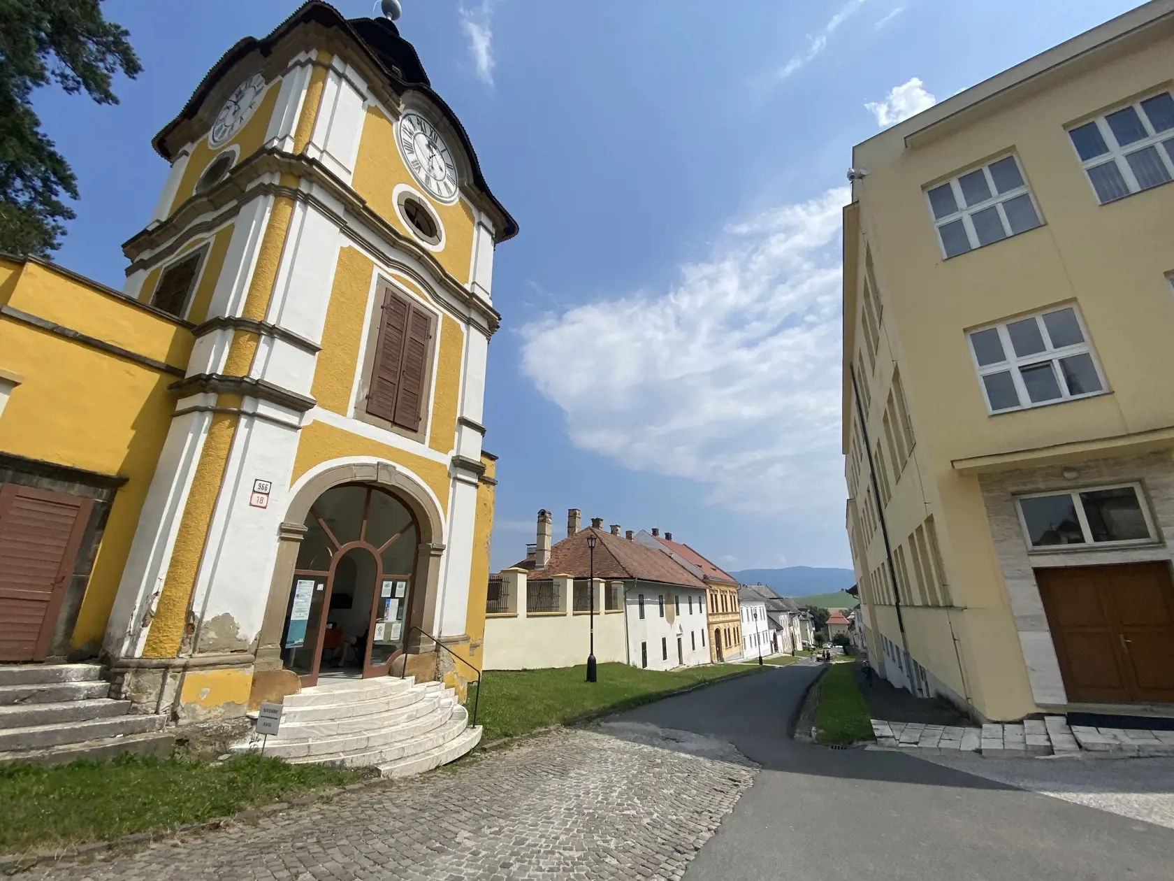 Cirkevné mestečko Spišská Kapitula, ulička vedúca k múzeu.