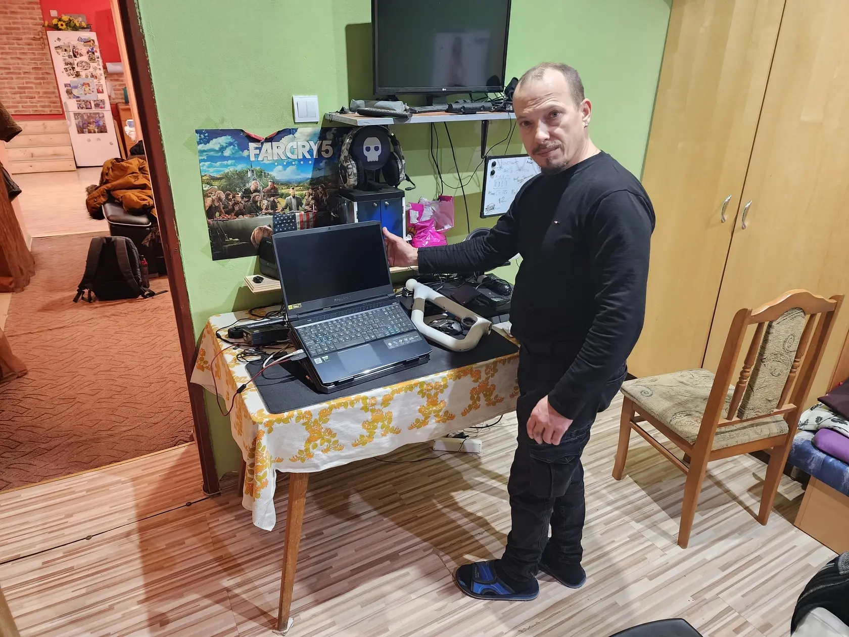 Vlani na Vianoce dostal chlapec herný notebook.