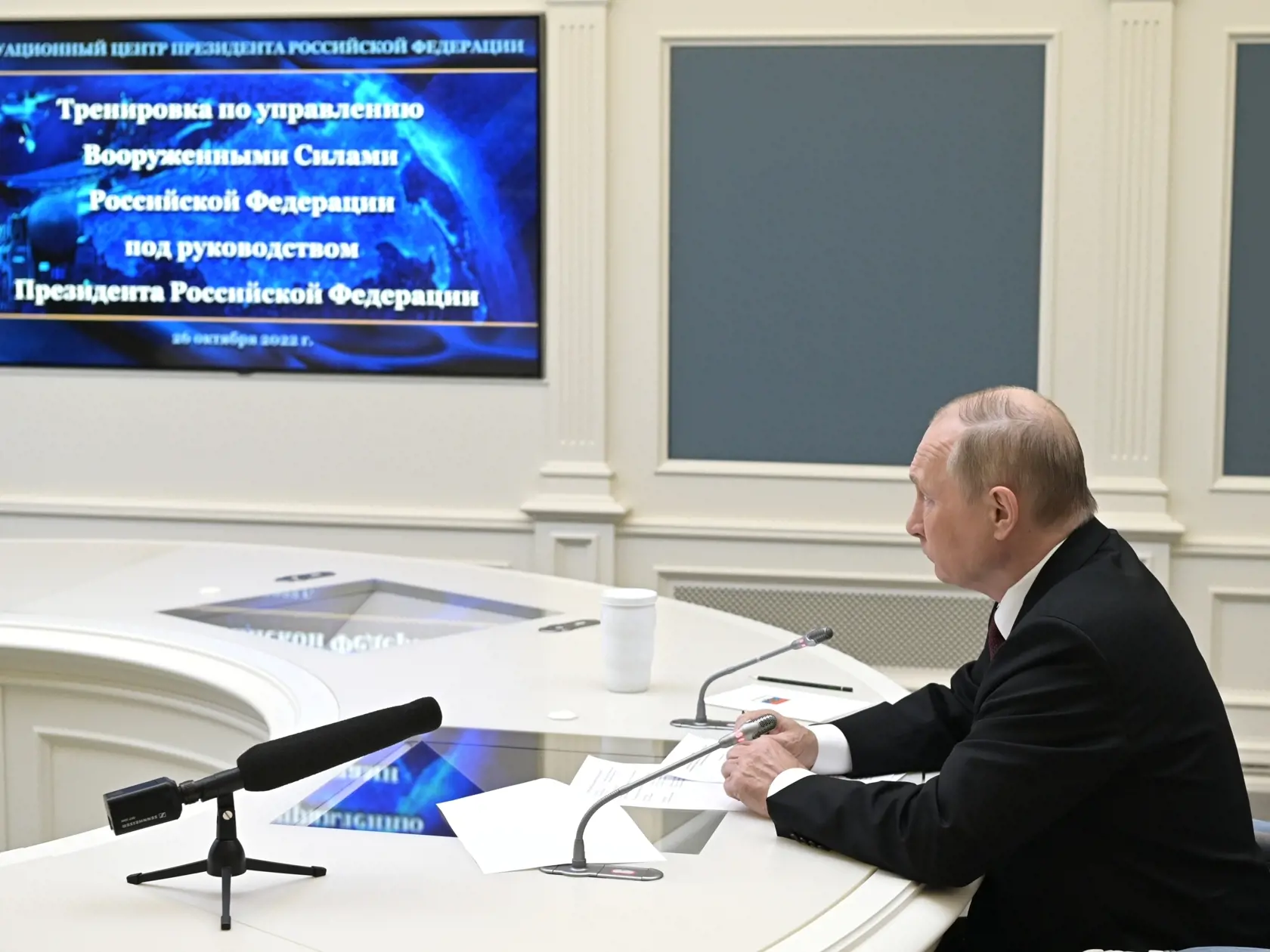 Ruský prezident Vladimir Putin sleduje prostredníctvom videokonferencie vojenské cvičenie strategických jadrových síl, ktorého cieľom bol nácvik masívneho jadrového úderu ako reakcia na jadrový útok nepriateľa v Moskve v stredu 26. októbra 2022.
