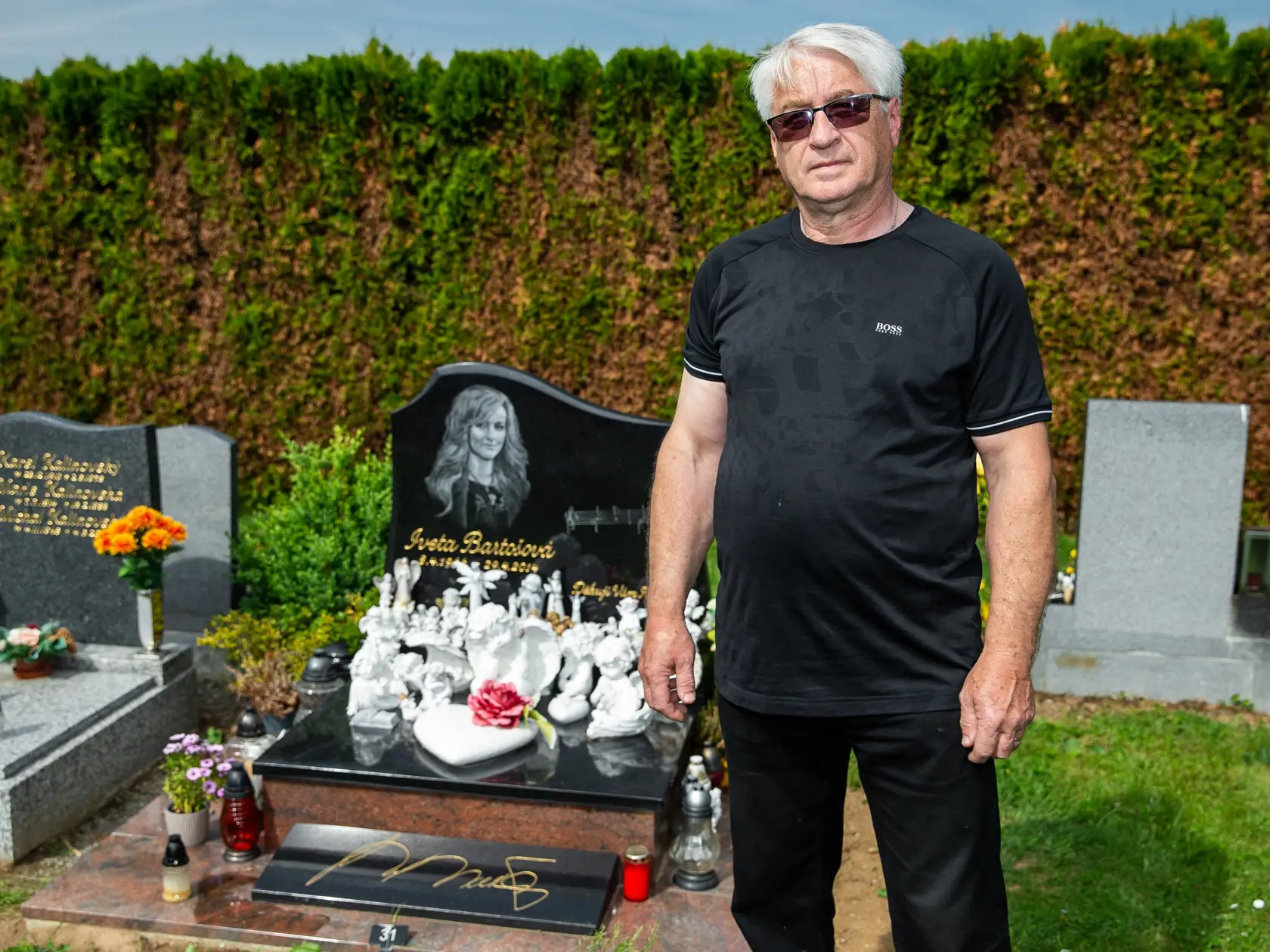 Symbolický pomník Ivety Bartošovej na cintoríne v Prahe. Na snímke Jozef Rychtář.