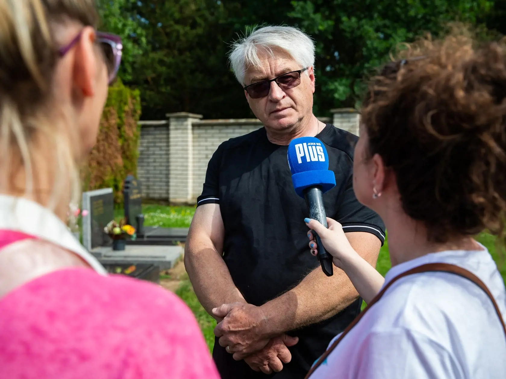 Symbolický pomník Ivety Bartošovej na cintoríne v Prahe. Na snímke Jozef Rychtář.