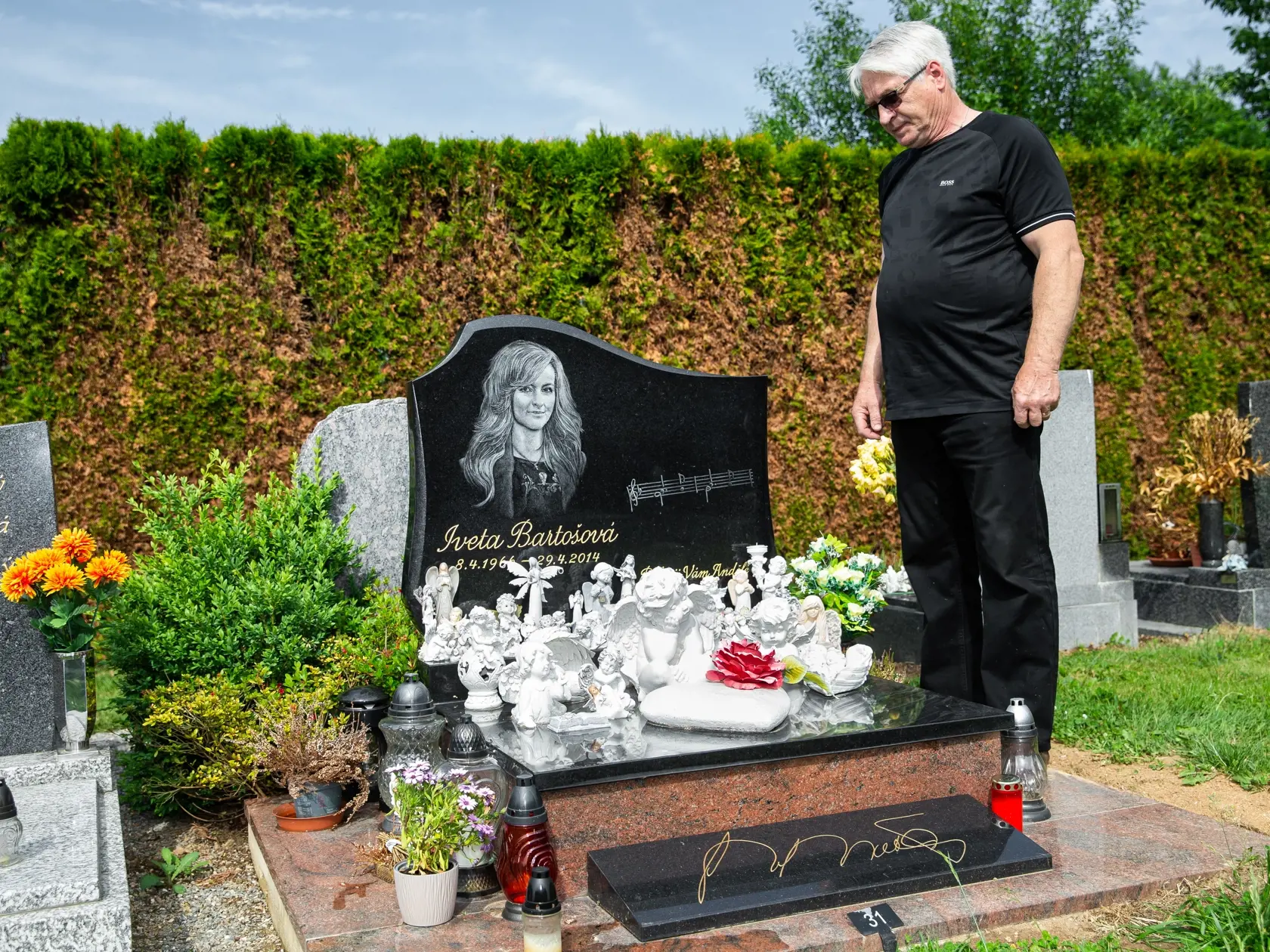 Symbolický pomník Ivety Bartošovej na cintoríne v Prahe. Na snímke Jozef Rychtář.