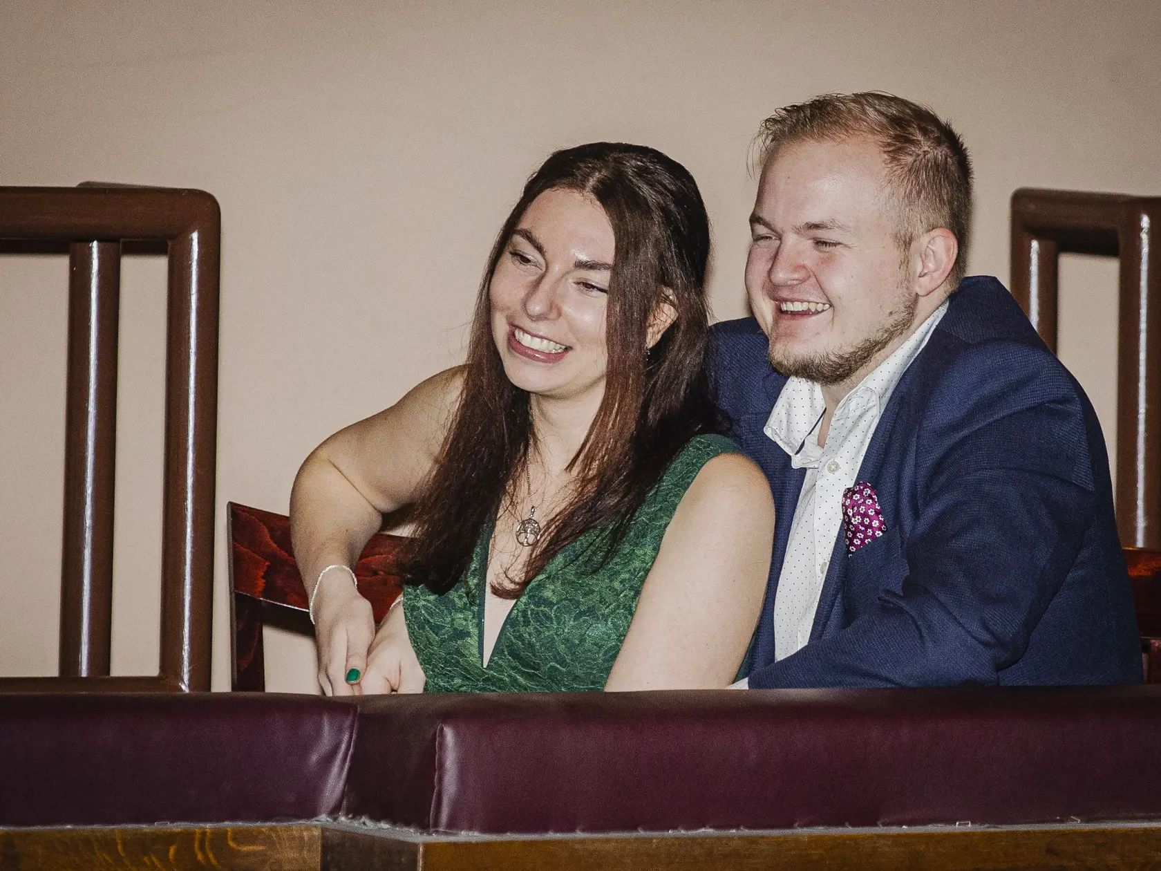 Na snímke Artur Štaidl s priateľkou počas slávnostnej premiéry minisérie Iveta - skutočný príbeh Ivety Bartošovej pokračuje, ktorá sa konala v pražskom kine Lucerna.