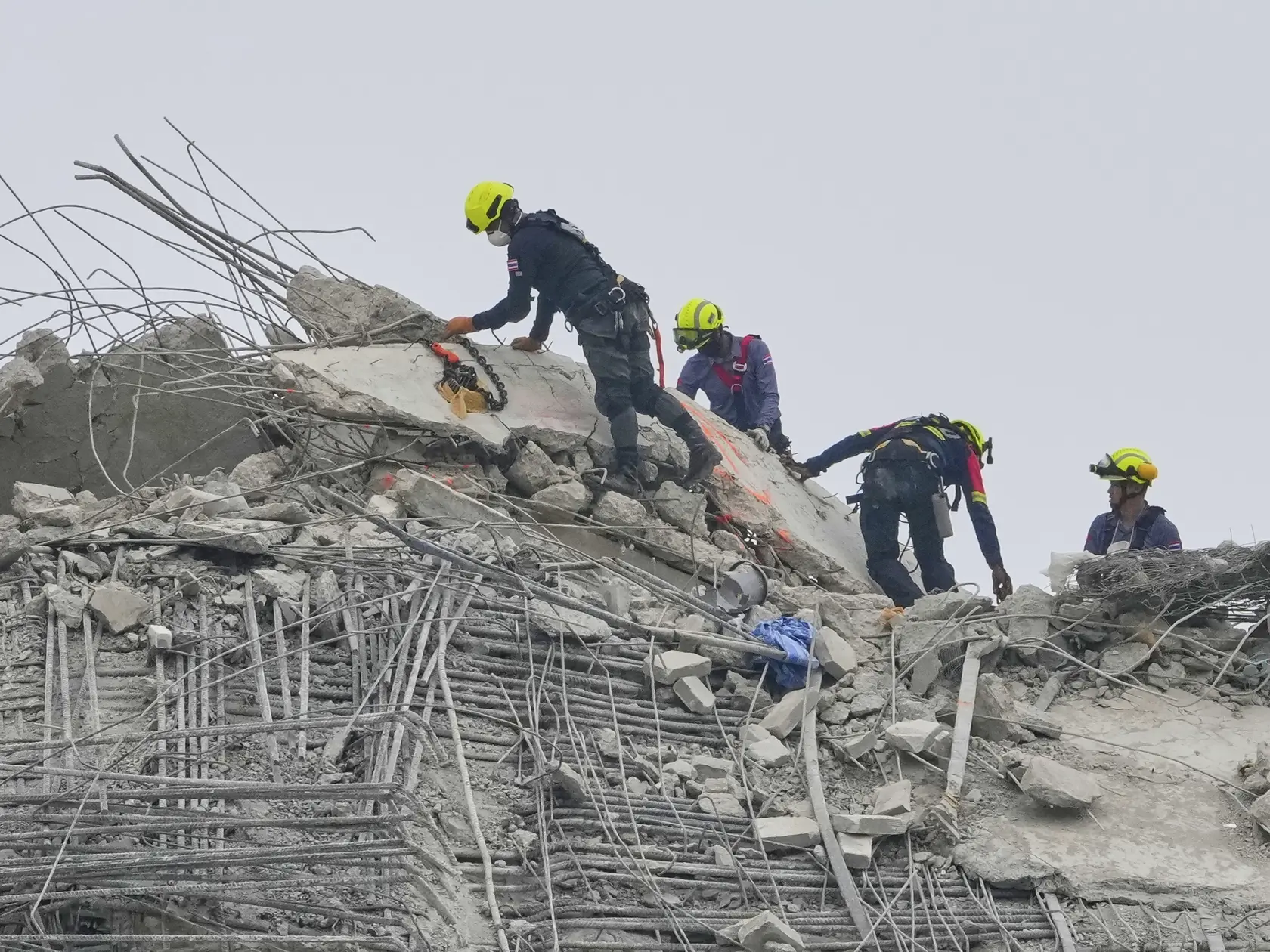 JB 7 Bangkok - Zahraniční a miestni záchranári pátrajú po preživších v troskách rozostavanej výškovej budovy, ktorá sa zrútila po piatkovom silnom zemetrasení v thajskom Bangkoku 1. apríla 2025. Počet obetí piatkového zemetrasenia v Mjanmarsku podľa údajov zverejnených v utorok ráno stúpol na 2719 osôb. Ďalších 400 je nezvestných a viac ako 4500 sa zranilo. Podľa vodcu mjanmarskej vojenskej junty Min Aung Hlaina by počet úmrtí mohol presiahnuť 3000. TASR o tom informuje podľa agentúry Reuters a AFP. Otrasy pocítili tiež v Thajsku, Vietname a Číne. FOTO TASR/AP

Foreign and local rescuers look for sign of life at the site of an under-construction high-rise building that collapsed after Friday's earthquake in Bangkok, Thailand, Tuesday, April 1, 2025. (AP Photo/Manish Swarup)