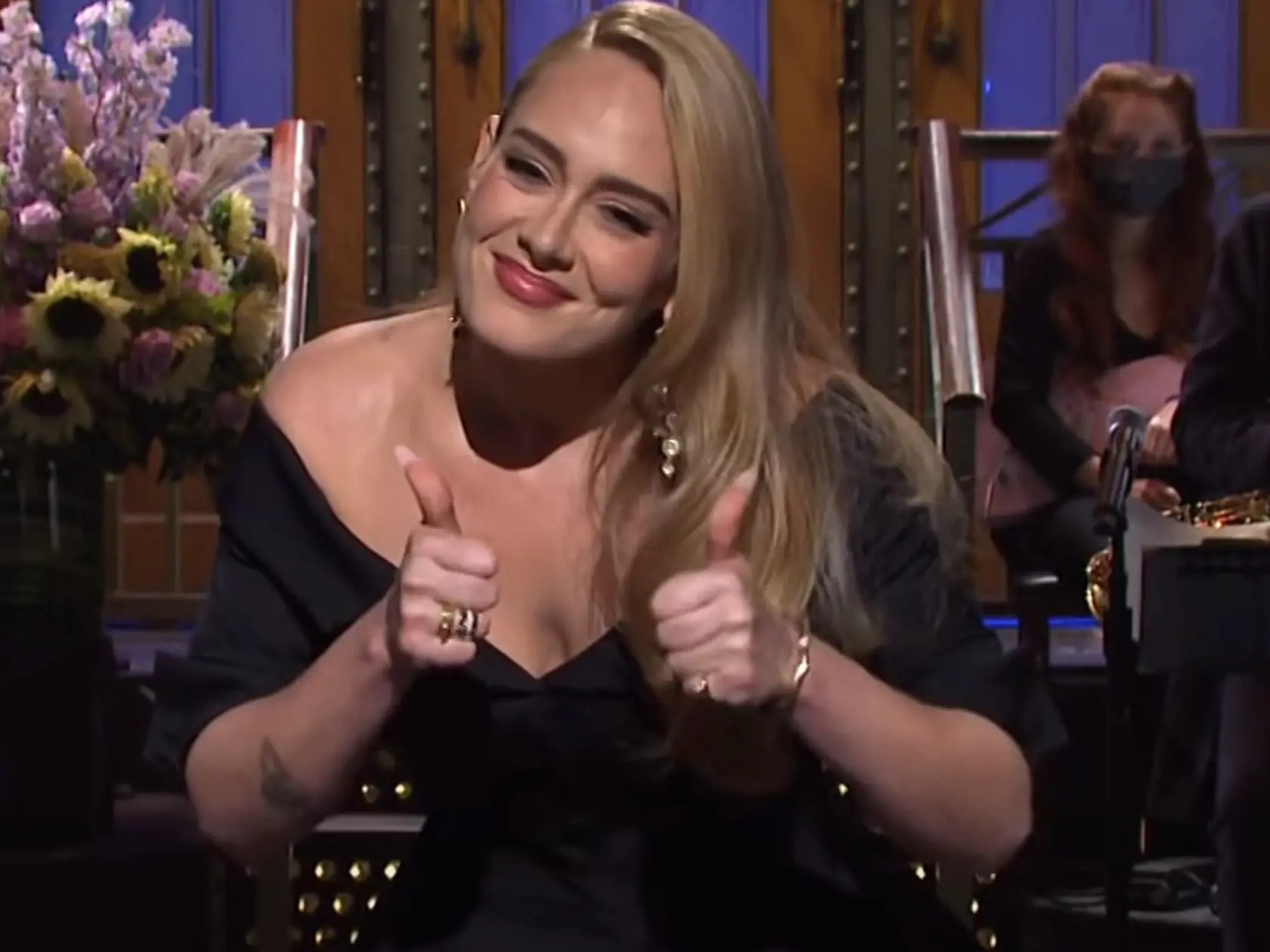Extrémna premena speváčky Adele (32) v priamom prenose pri moderovaní Saturday Night Live : Takto vyzerá polovička z nej.