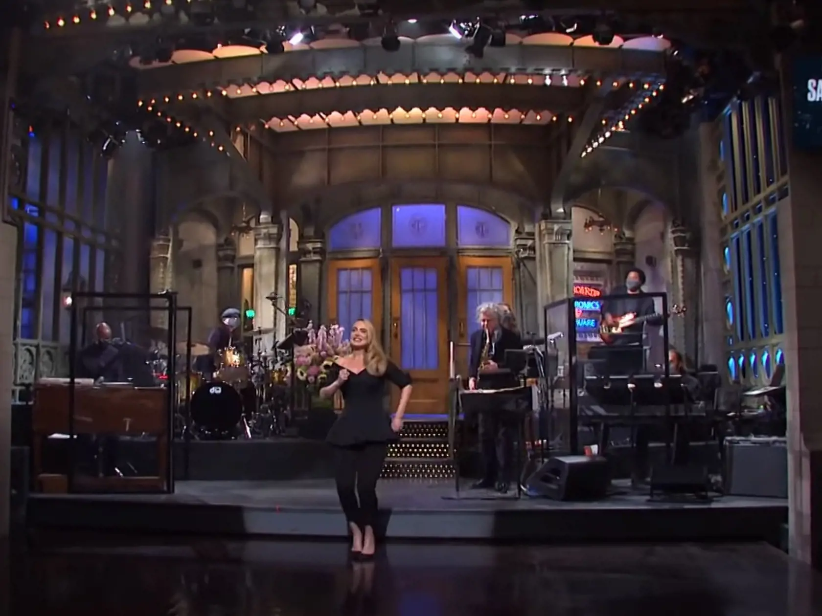 Extrémna premena speváčky Adele (32) v priamom prenose pri moderovaní Saturday Night Live : Takto vyzerá polovička z nej.