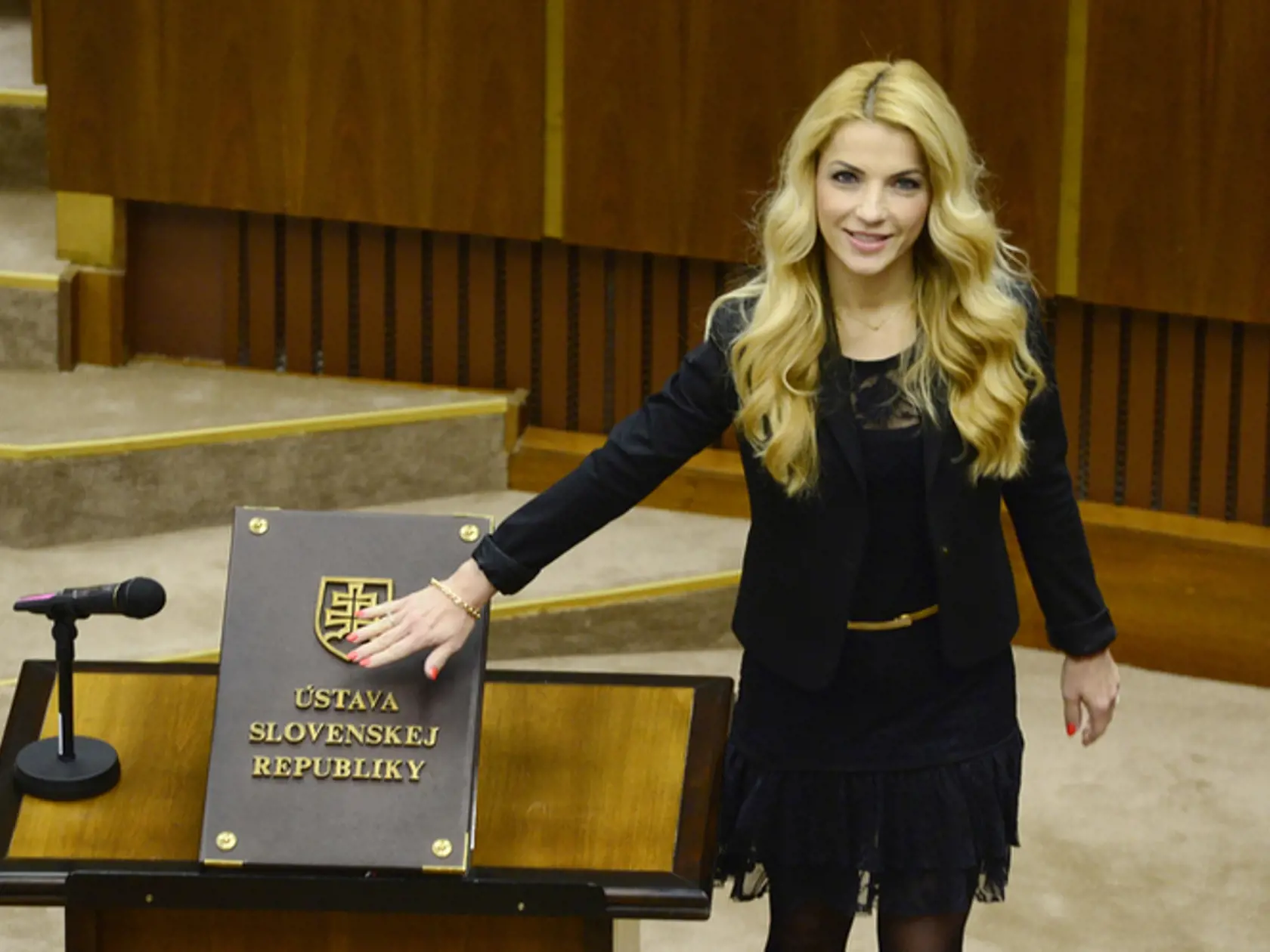 Martina Šimkovičová pri skladaní poslaneckého sľubu. 