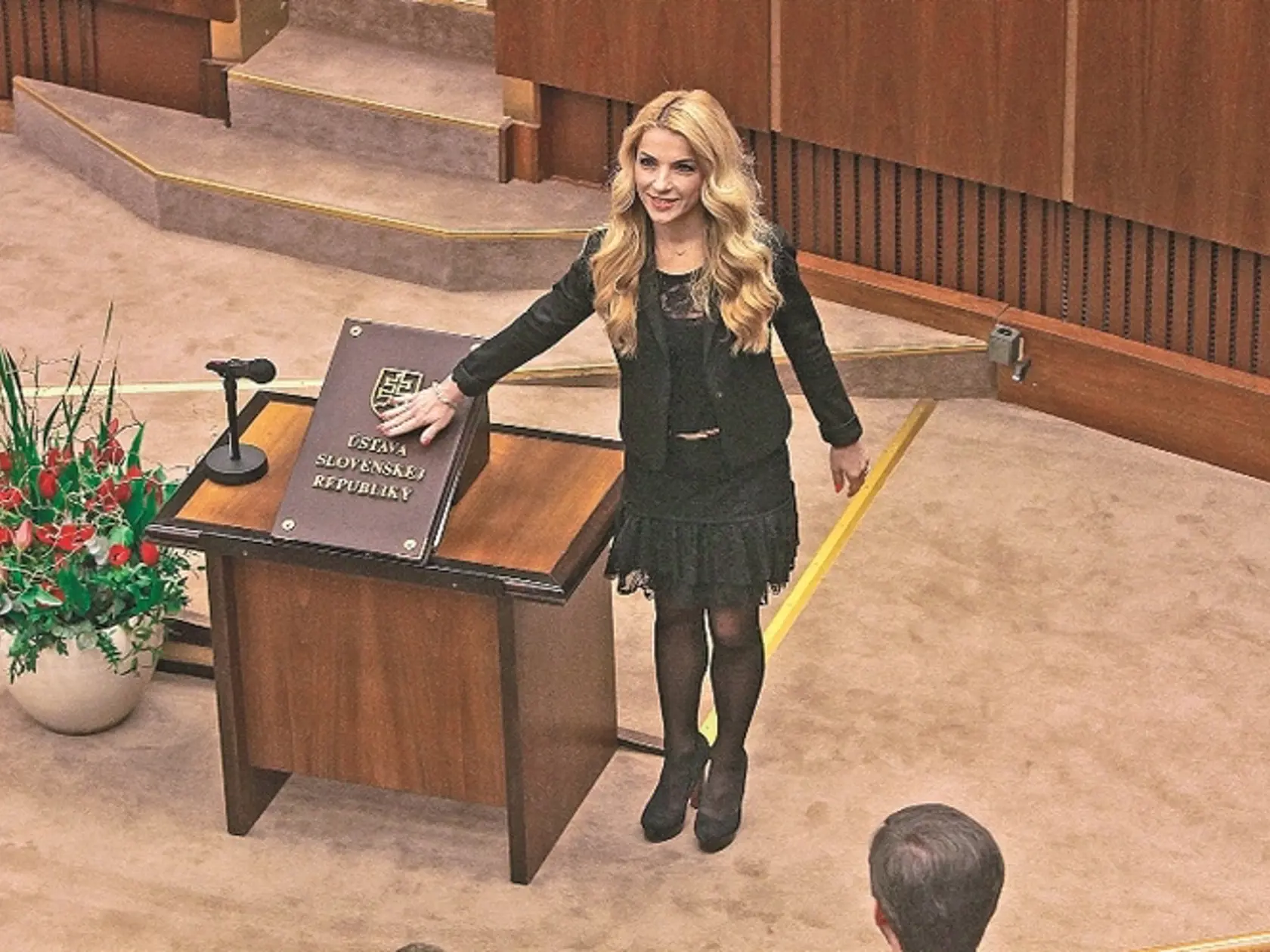 Martina Šimkovičová pri skladaní poslaneckého sľubu. 