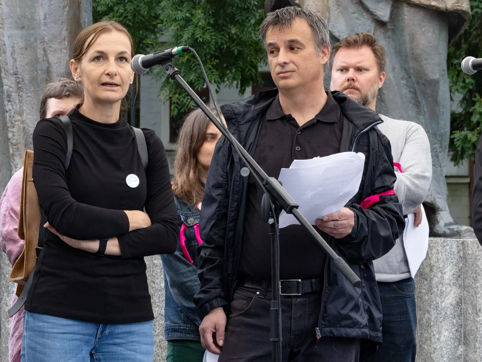 Štrajk nespokojných zamestnancov a spolupracovníkov RTVS, cieľom ktorého je stiahnutie sporného návrhu zákona o STVR. Dav sa presunul z budovy Slovenského rozhlasu na Mýtnej ulici pred Úrad vlády a následne pred budovu Ministerstva kultúry na Námestí SNP, kde prebehol príhovor členov štrajkového výboru a pozvaných hostí. Na snímke je redaktorka Martina Kubániová a investigatívny reportér Ivan Brada.