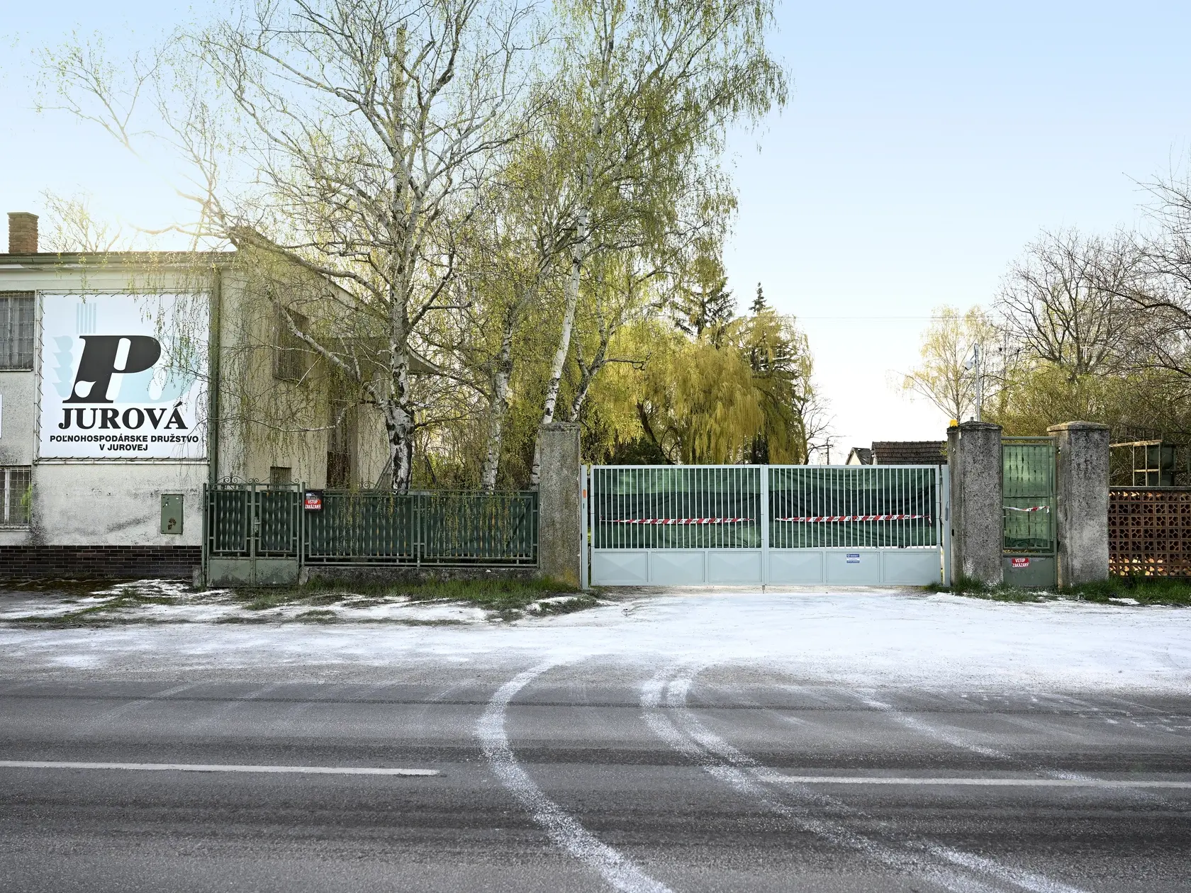 Na snímke vstupná brána na farmu za obcou Jurová v okrese Dunajská Streda, kde potvrdili nové ohnisko nákazy slintačky a krívačky v sobotu 5. apríla 2025. Slintačka a krívačka bola doteraz potvrdená v piatich chovoch dobytka na juhu a západe Slovenska - v Medveďove, Ňárade, Bake, v obci Lúč na Ostrove a v Plaveckom Štvrtku. Ide o závažnú, vysoko nákazlivú, akútnu, horúčkovitú vírusovú chorobu hospodárskych zvierat s významnými ekonomickými dosahmi.