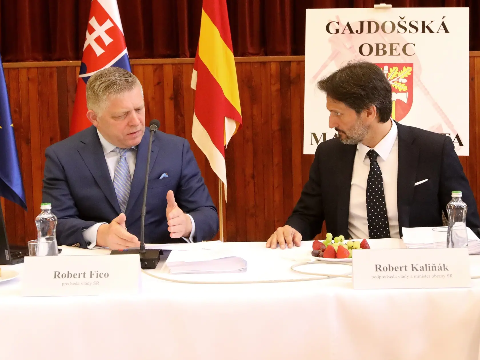 Na snímke premiér Robert Fico (vľavo), podpredseda vlády SR a minister obrany SR Robert Kaliňák (obaja SMER-SD) diskutujú počas výjazdového rokovania vlády SR v obci Malá Lehota v okrese Žarnovica v stredu 30. apríla 2025. 