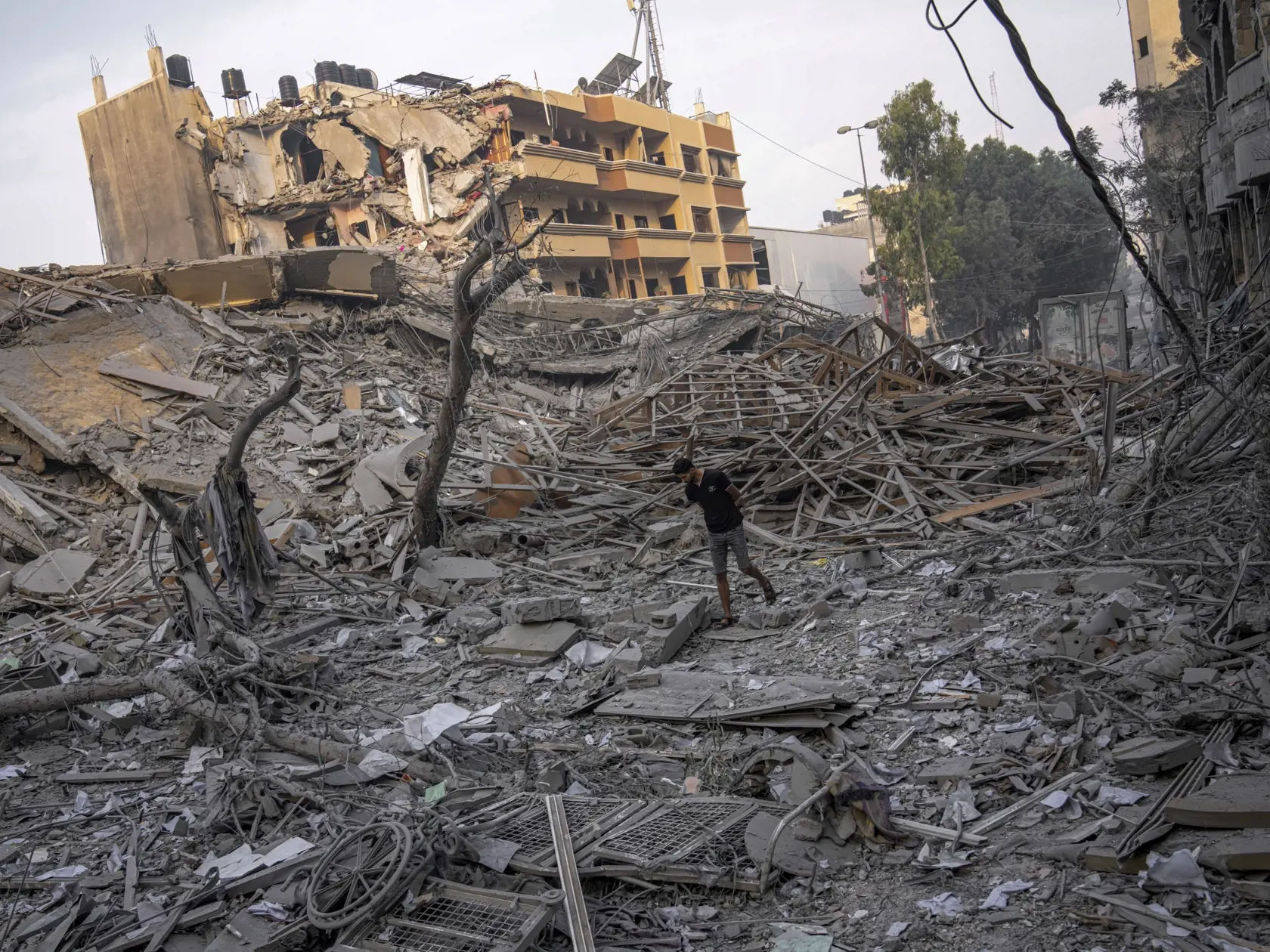 JB 13 Gaza - Palestínčania skúmajú trosky budovy zasiahnutej po izraelskom leteckom útoku na Gazu 8. októbra 2023. Počet obetí konfliktu v pásme Gazy sa v nedeľu zvýšil na 313. Izraelská armáda pokračuje v evakuácii civilistov. TASR správu prevzala z agentúr AP a AFP. Ministerstvo zdravotníctva v pásme Gazy hlásilo 313 obetí a najmenej 1990 zranených z radov Palestínčanov. Medzi obeťami a zranenými sú aj deti. Hlavný hovorca izraelskej armády Daniel Hagari pre AP v nedeľu povedal, že izraelská a
