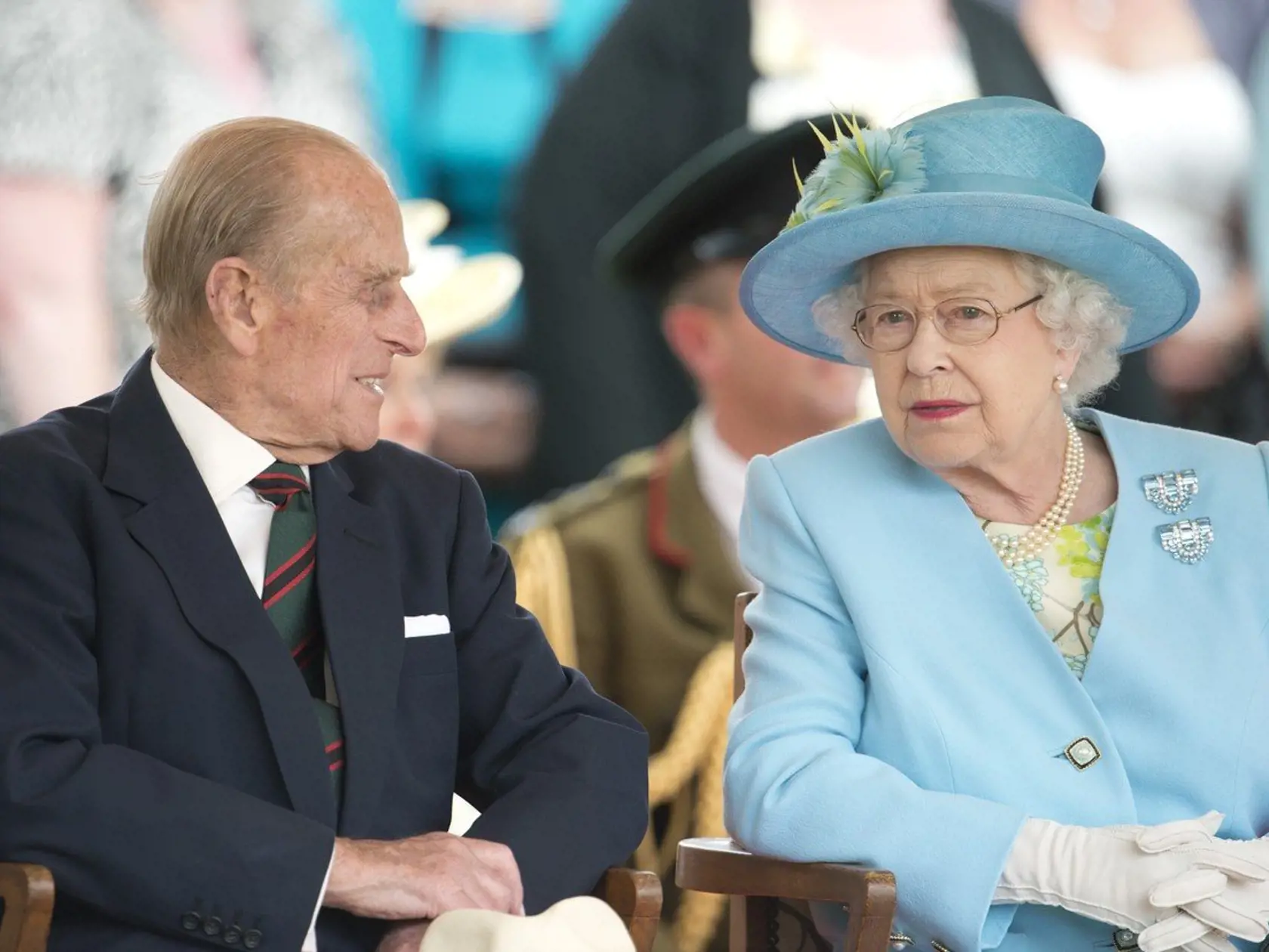 Kráľovná s manželom boli z Buckinghamského paláca presunutí do hradu Windsor.